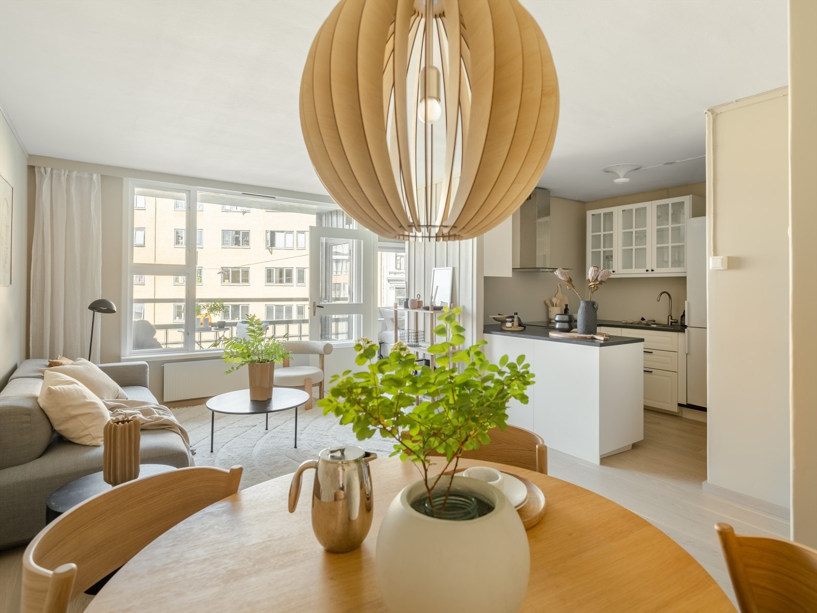 Det er god plass til både spiseplass og sofadel. Galleribilde