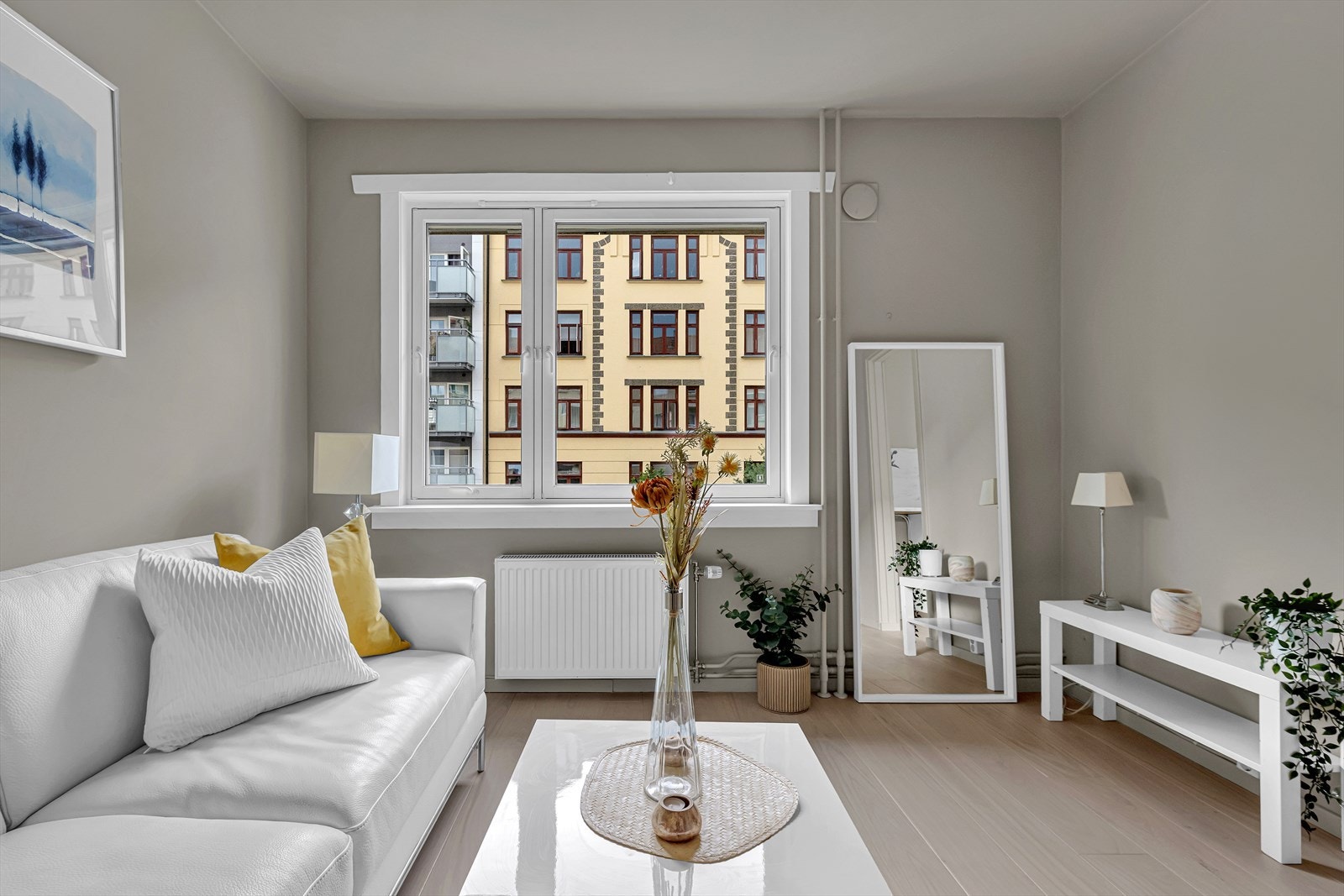 Store vindusflater som slipper godt inn med naturlig lys Galleribilde