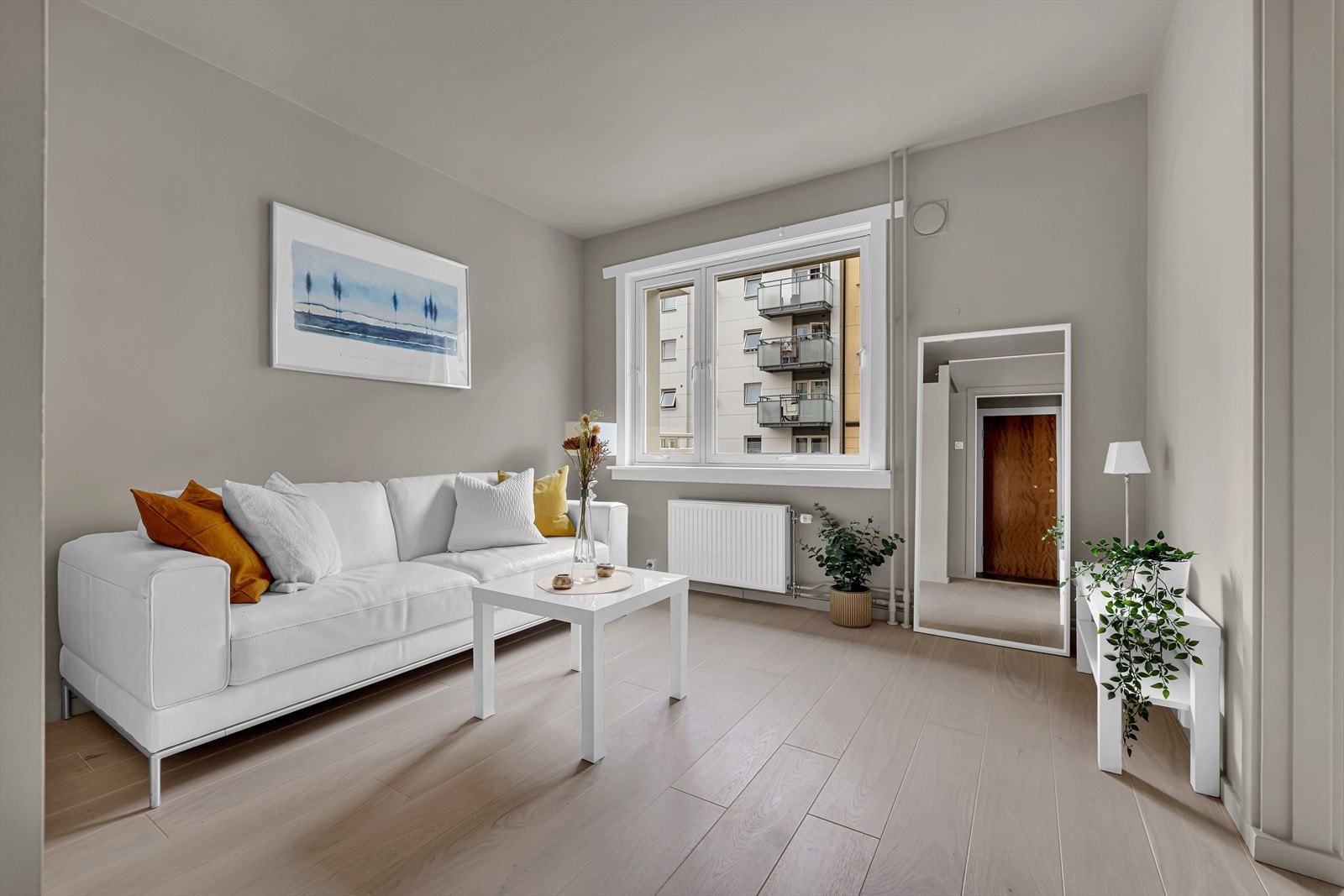 Lys og flott stue med plass til sofagruppe og annet møblement Galleribilde