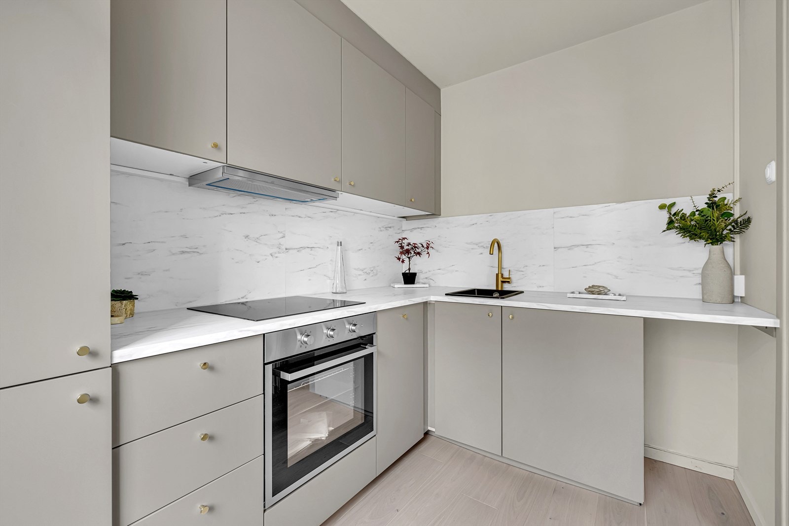 Rålekkert kjøkken fra 2023 med beige fronter og lys laminert benkeplate Galleribilde
