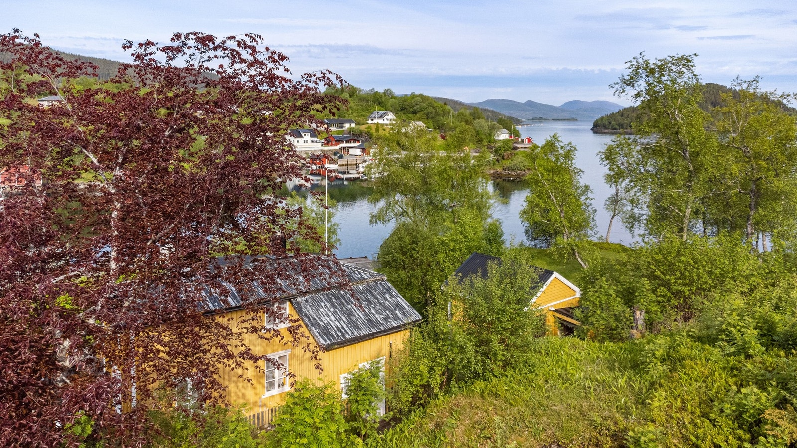 Parkering skjer på oversiden av tomta Galleribilde