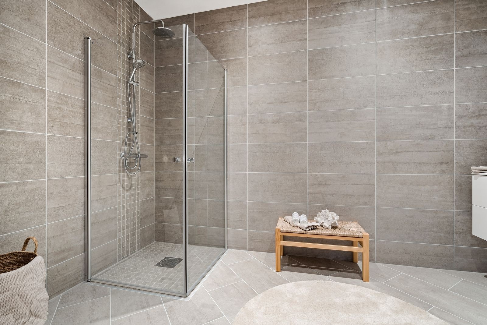 Flott flislagt bad med varme i gulvet. Galleribilde