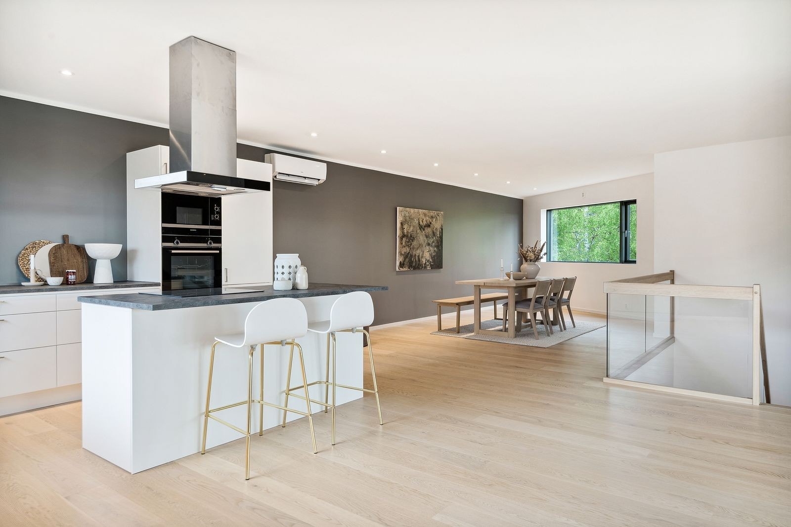 Ved kjøkkenet er det god plass til spisestue. Galleribilde