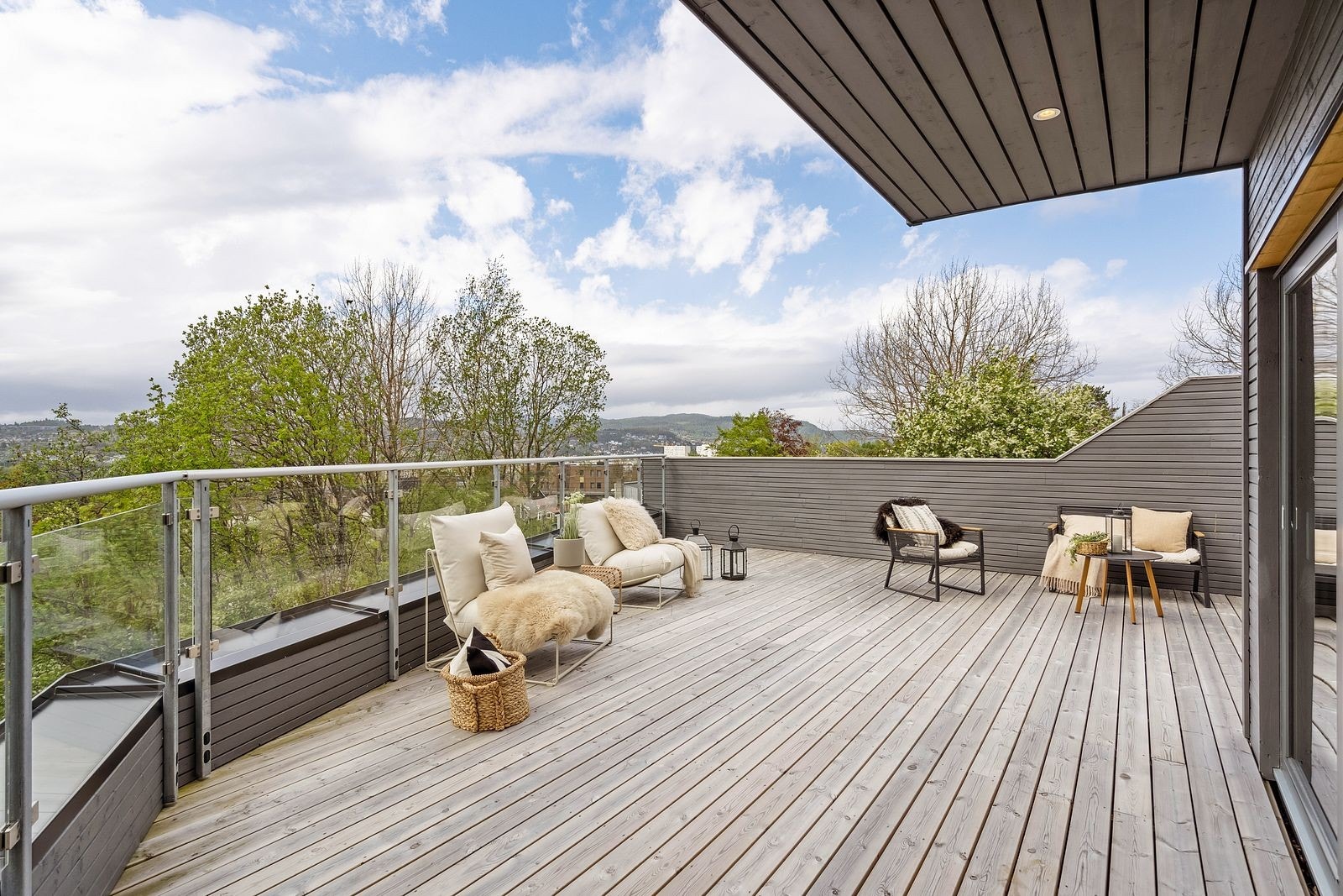 Takterrassen er på hele 55 kvm og har gode sol- og utsiktsforhold. Galleribilde