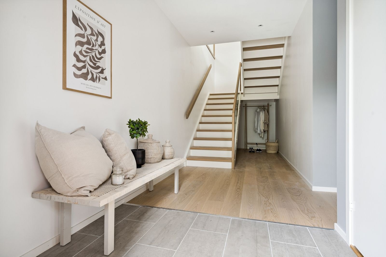 Entréen har man praktisk flislagt gulv og lyse farger på veggene. Galleribilde