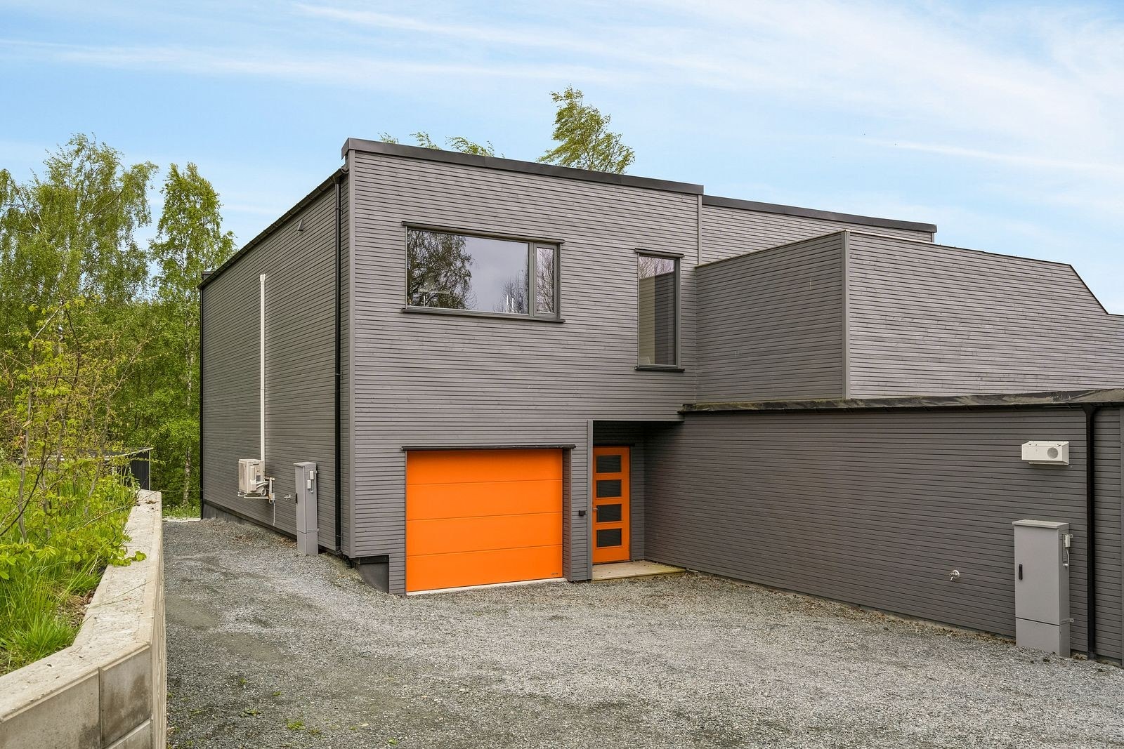 Leiligheten har egen garasje med praktisk bod. Galleribilde