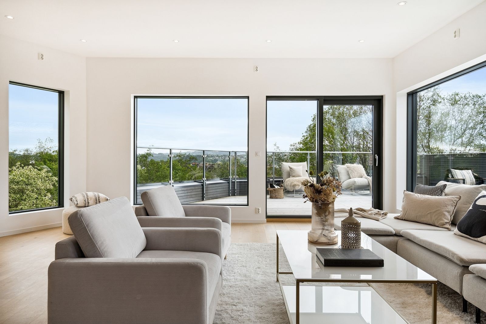 Direkte utgang til leilighetens takterrasse. Galleribilde