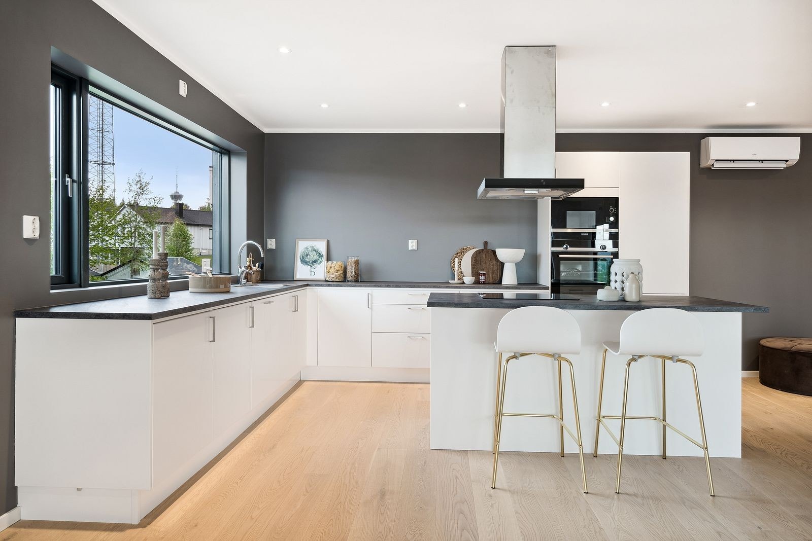 Delikat hjørnekjøkken med kjøkkenøy. Galleribilde