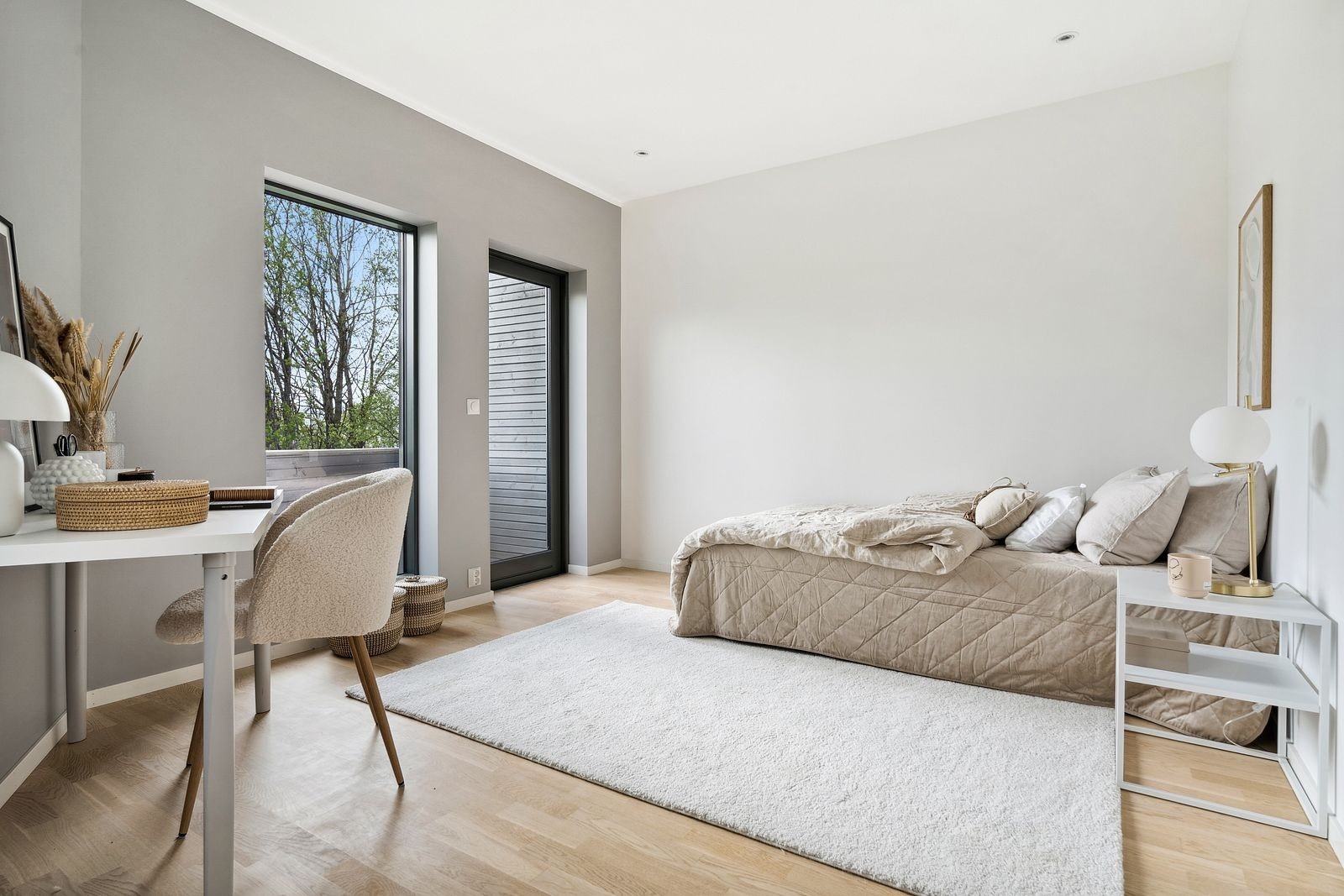 Leilighetens hovedsoverom har egen balkong og er på 19 kvm. Galleribilde