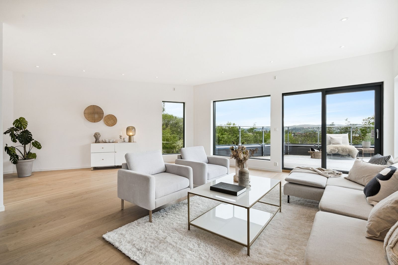 Stuen har store vinduer som sørger for naturlig lysinnslipp. Galleribilde