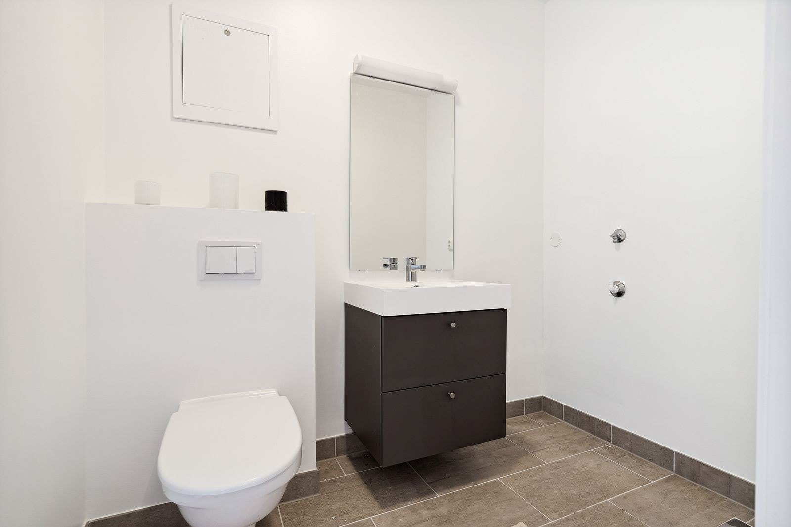 Praktisk toalettrom i leiligheten Galleribilde