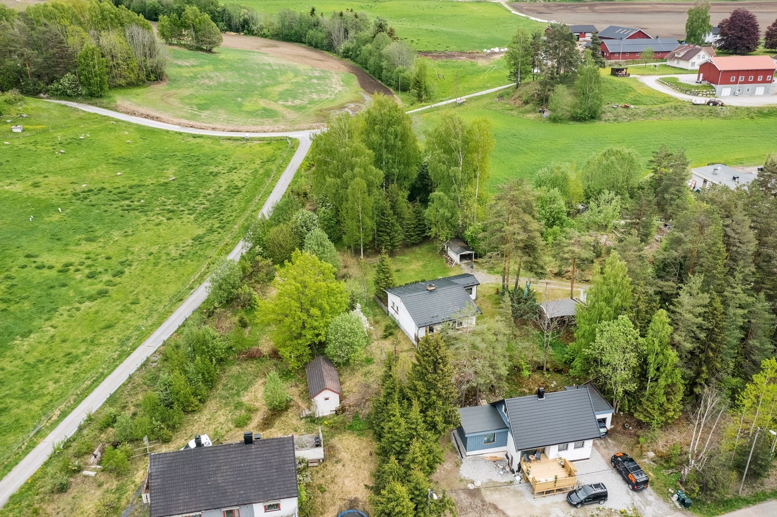 Det tilbys en rekke ulike fritidsaktiviteter i Øvre Eiker. Det er flere tilbud i Hokksund med egen flerbrukshall som blant annet har tilbud om turn, håndball, fotball, volleyball og bordtennis. Galleribilde