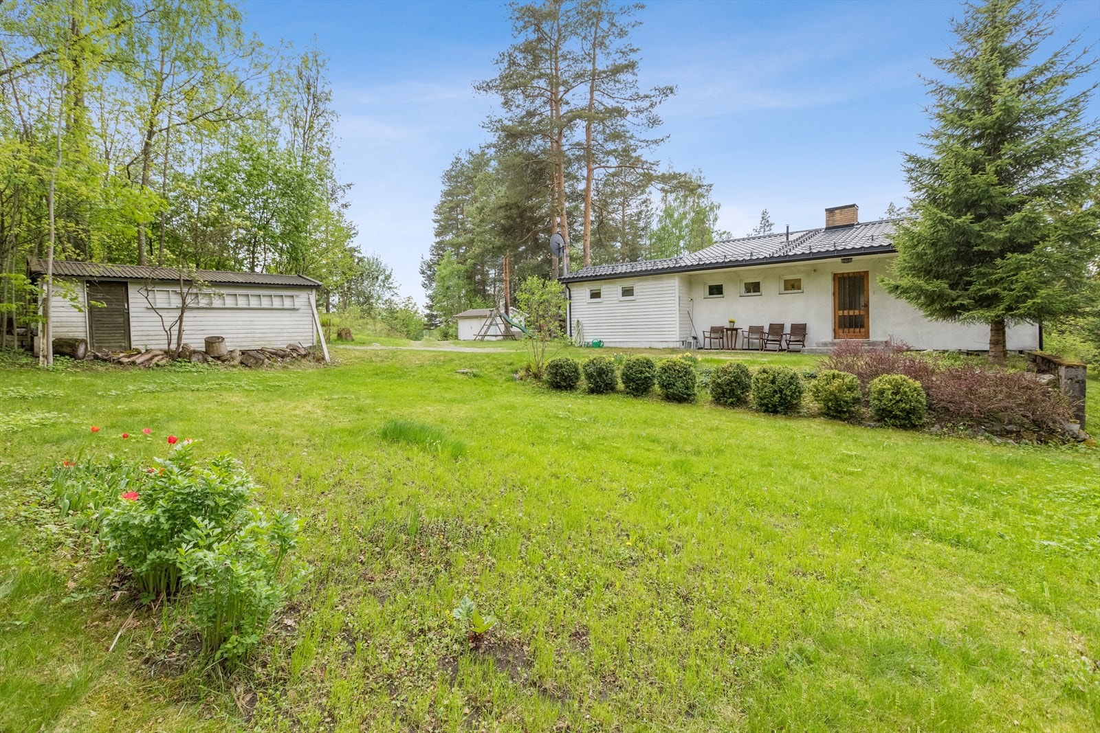 Tomt i landlige omgivelser som er opparbeidet med grusete i innkjørsel, bed, hage, diverse beplantinger og stor terrasse med gode solforhold. Galleribilde