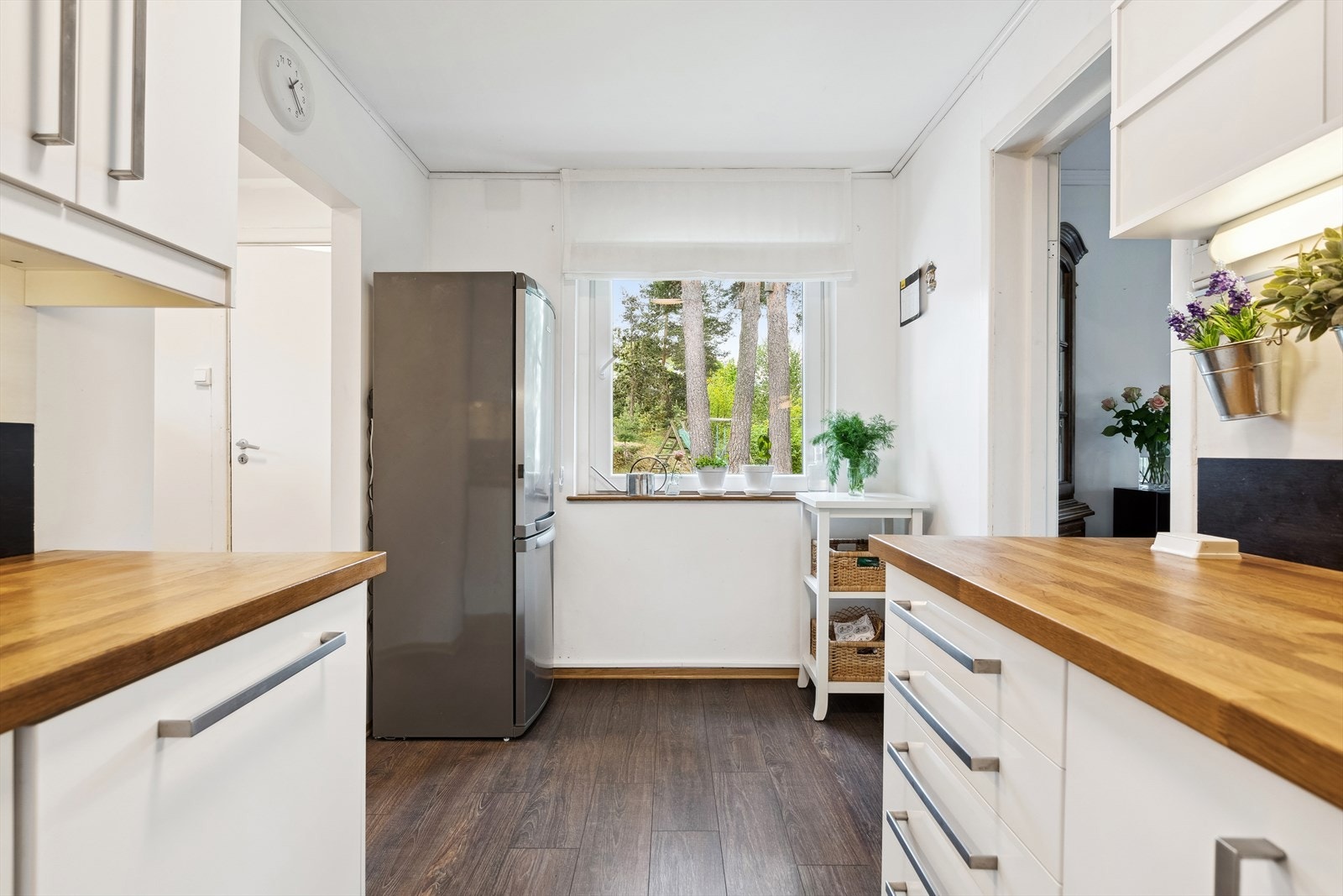 Innredningen er meget romslig med Integrert koketopp, stekeovn, microbølgeovn, oppvaskmaskin og frittstående kjøleskap. Galleribilde