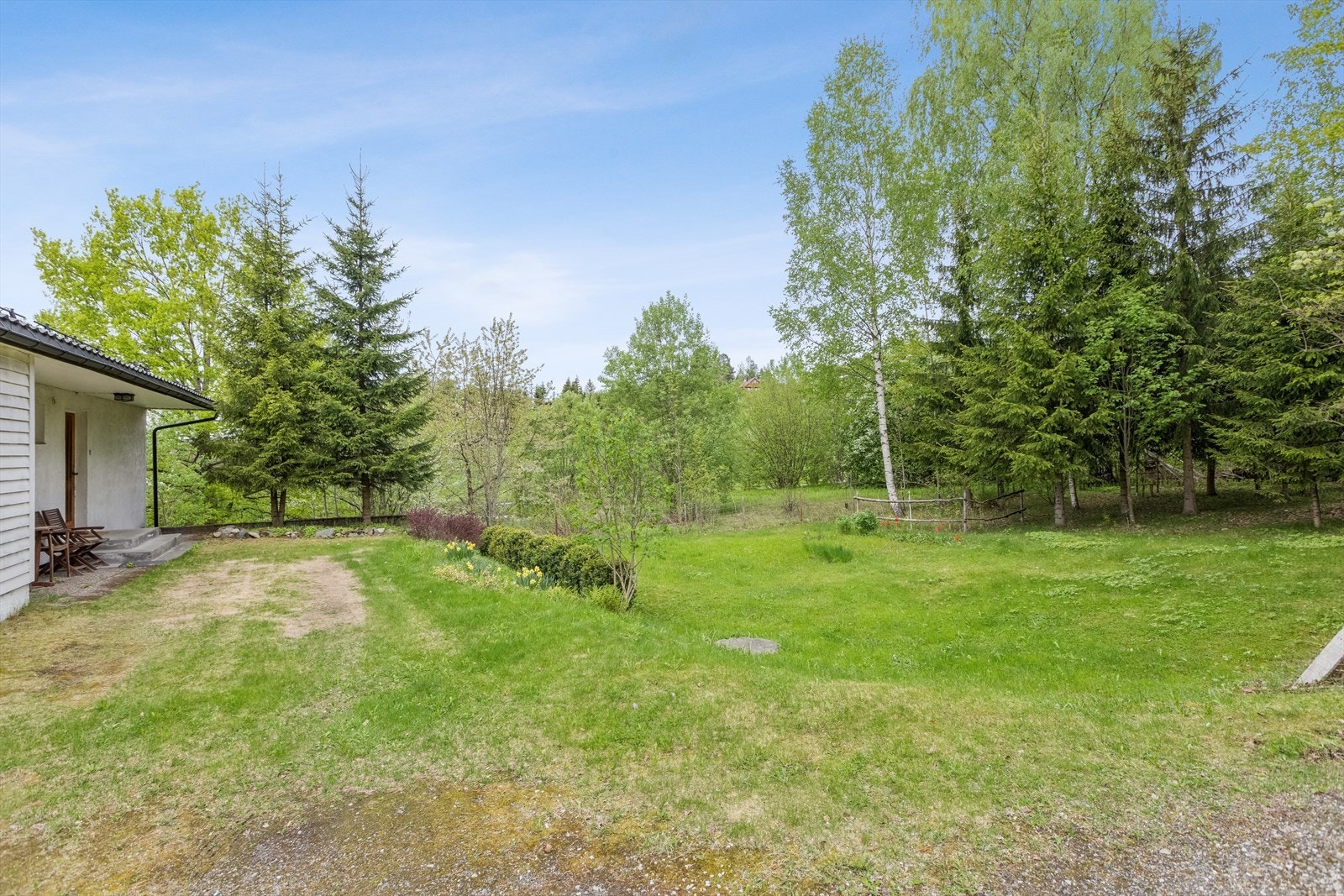 Det er kort vei til Vendelborg/ Gamle Hokksund, skoler, idrettsplasser og Hokksund sentrum med de aller fleste servicetilbud, flere koselige caféer/restauranter, butikker, bank, vinmonopol, lege, apotek, treningssenter og togstasjon. Galleribilde