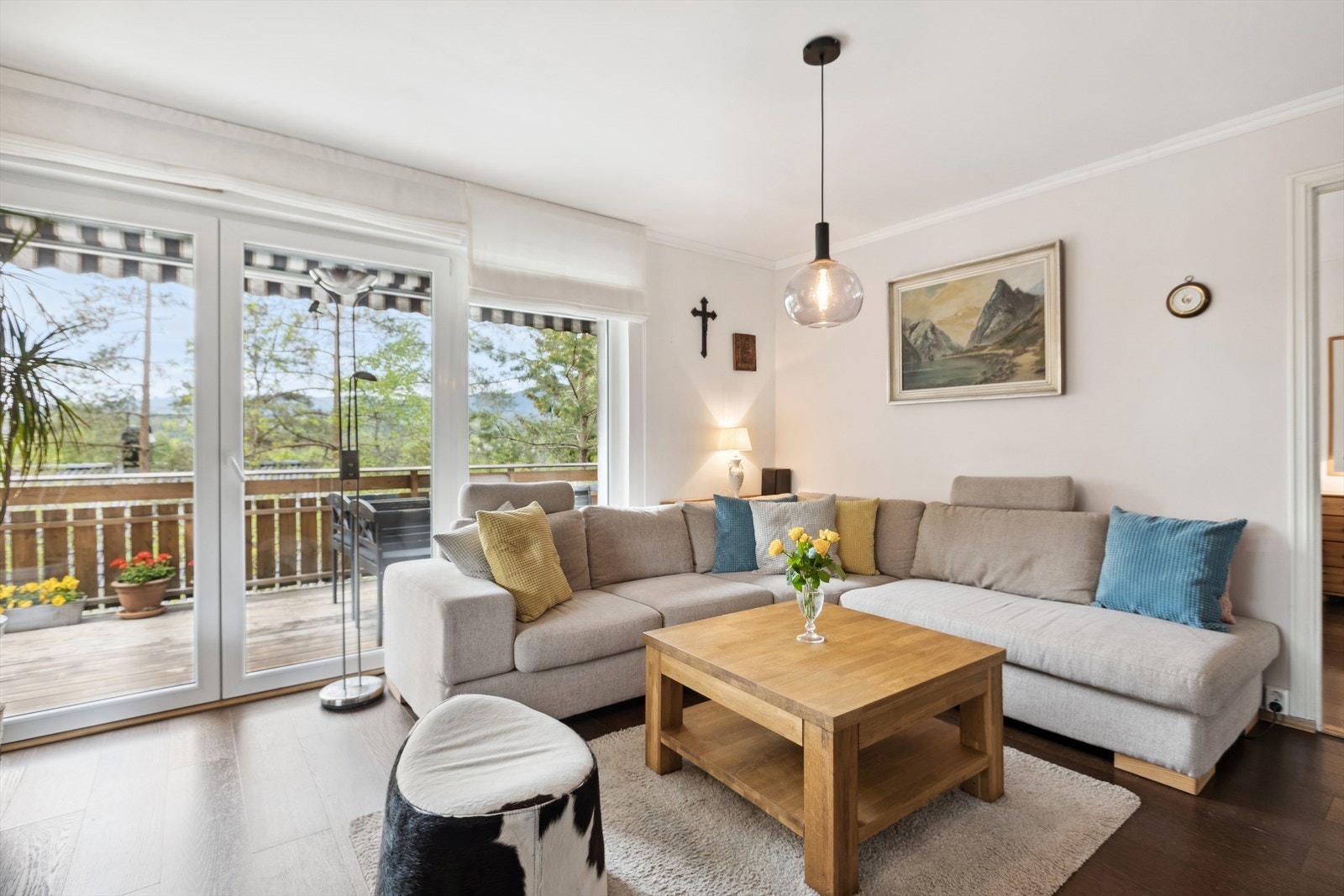 Fra stuen er det også utgang til en trivelig og lun terrasse samt hage med gode solforhold. Galleribilde