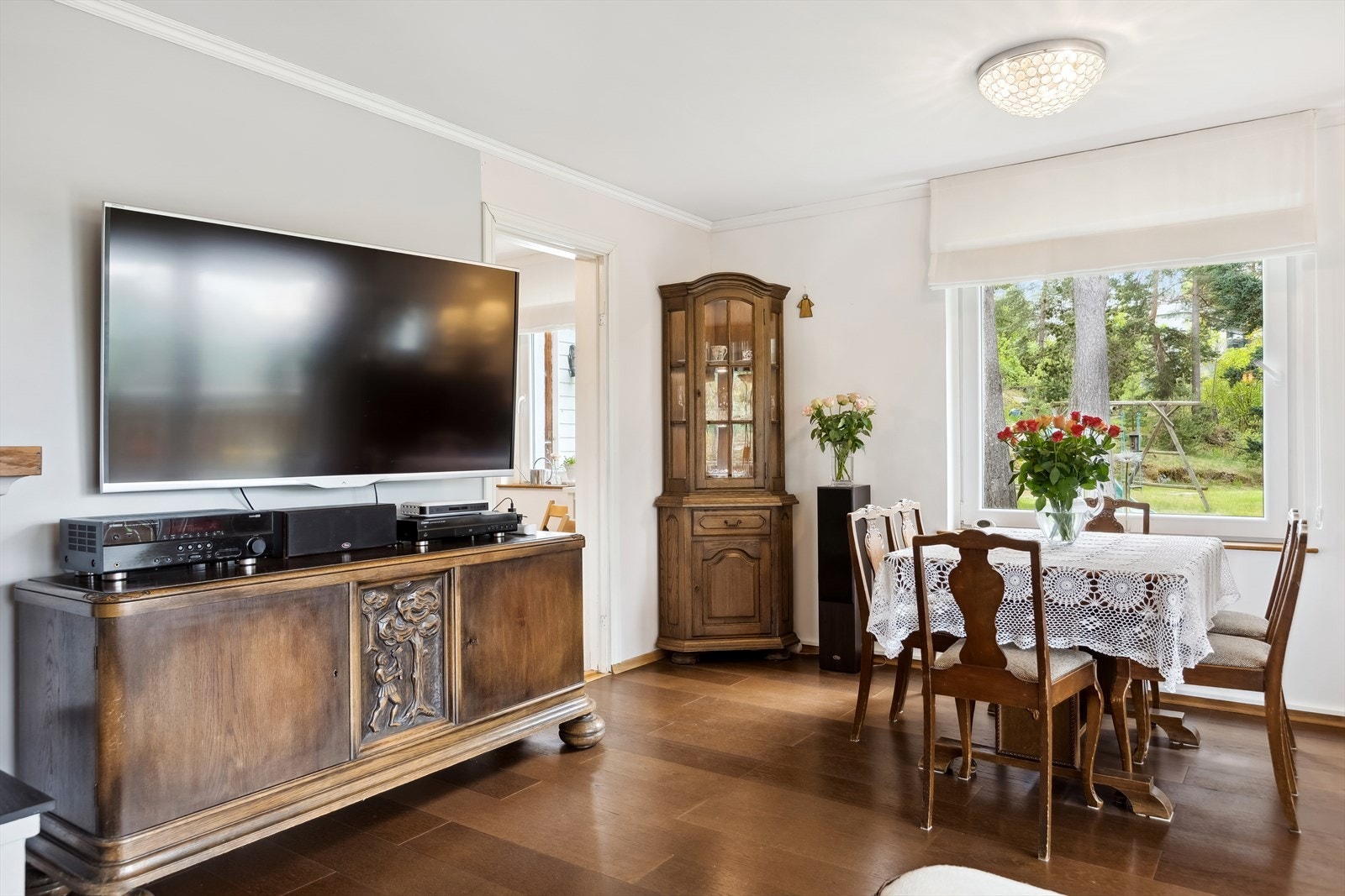 Her er det plass til et stort bord, og du kan dekke på og invitere inn til sosiale sammenkomster og hyggelige måltider. Galleribilde