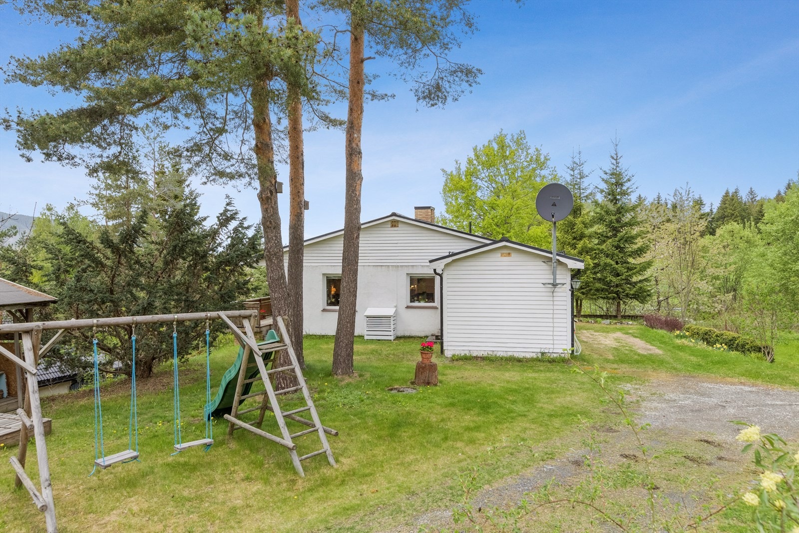 Videre disponerer boligen en enkel utebod i lafteplank med papptekket tak, ca. 11m². Ikke tilstandsvurdert. Uteboden ligger delvis utenfor tomtegrense. Enkelt vedskjul med store skjevheter. Bygget bør rives av hensyn til sikkerhet. Galleribilde