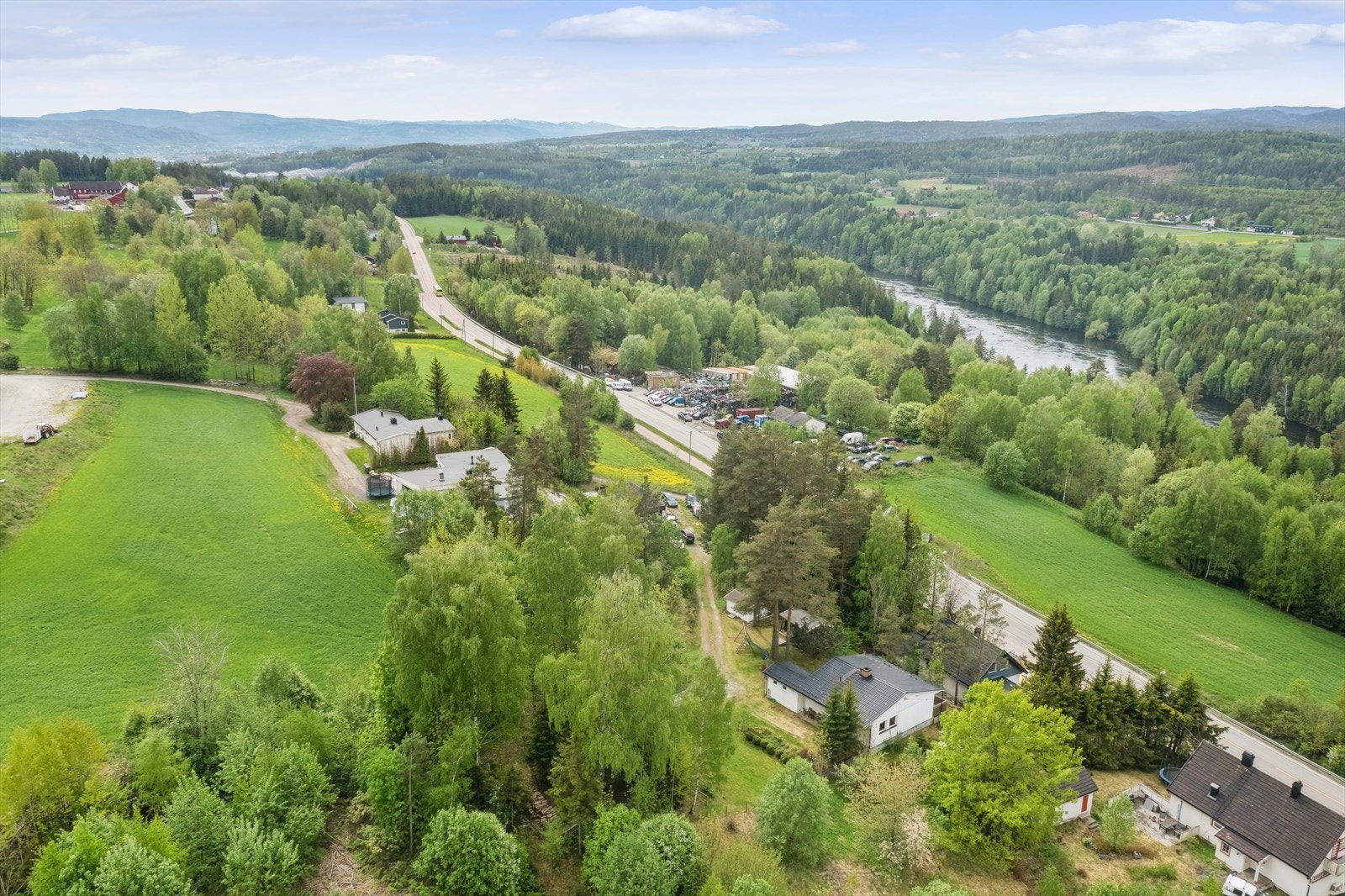 For den aktive og turglade familie er det umiddelbar nærhet til natur og turstier i skog og mark. Galleribilde