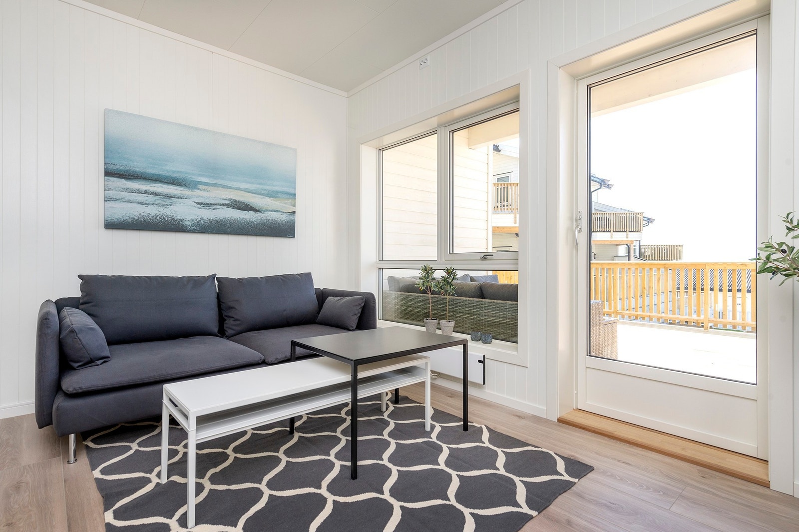 Fra stua er det utgang til veranda Galleribilde
