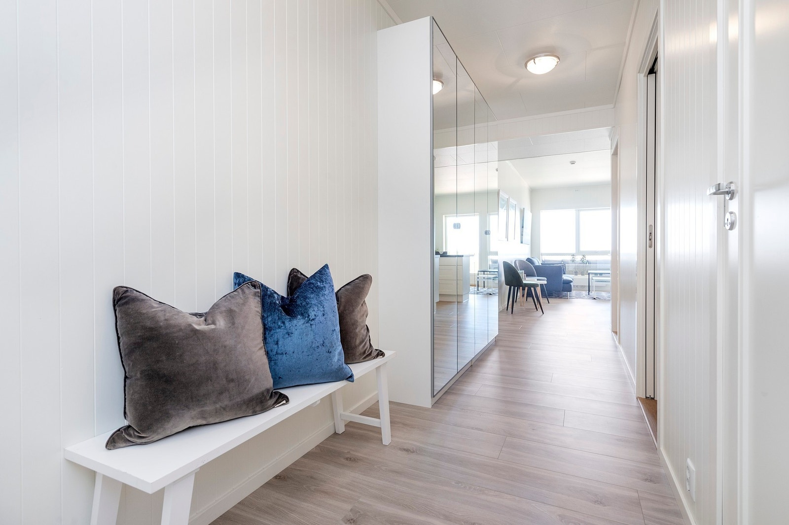 Gangen har romslig speilgarderobe Galleribilde