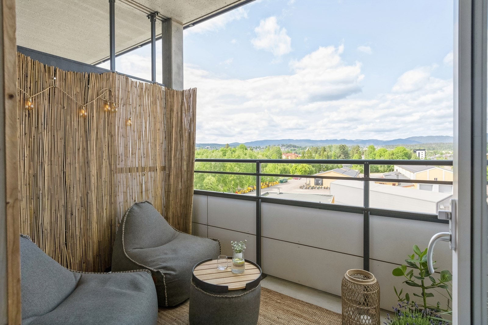 Leiligheten har en stor, flott overbygd veranda med utsikt! Galleribilde