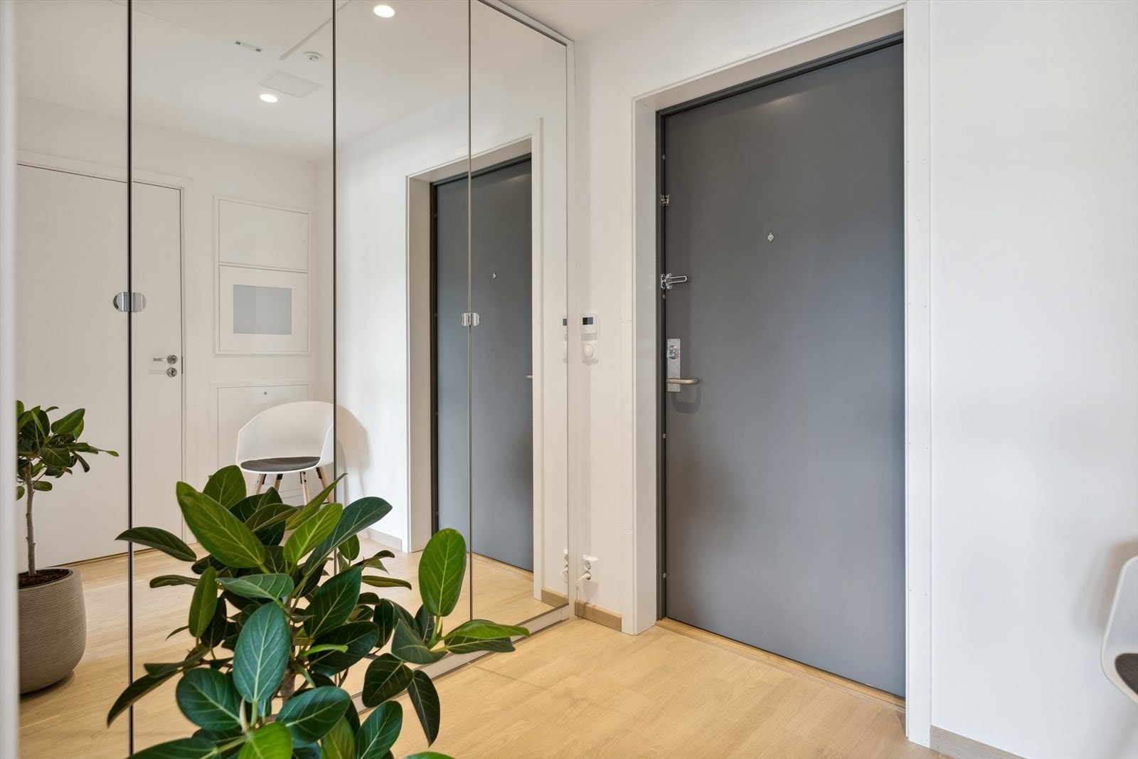 Det er adkomst til leiligheten via felles inngangsparti med trapperom eller heis opp til femte etasje.
Velkommen inn - her ønskes du velkommen inn i lys entrè med plass til å henge fra deg ytterklær. Galleribilde