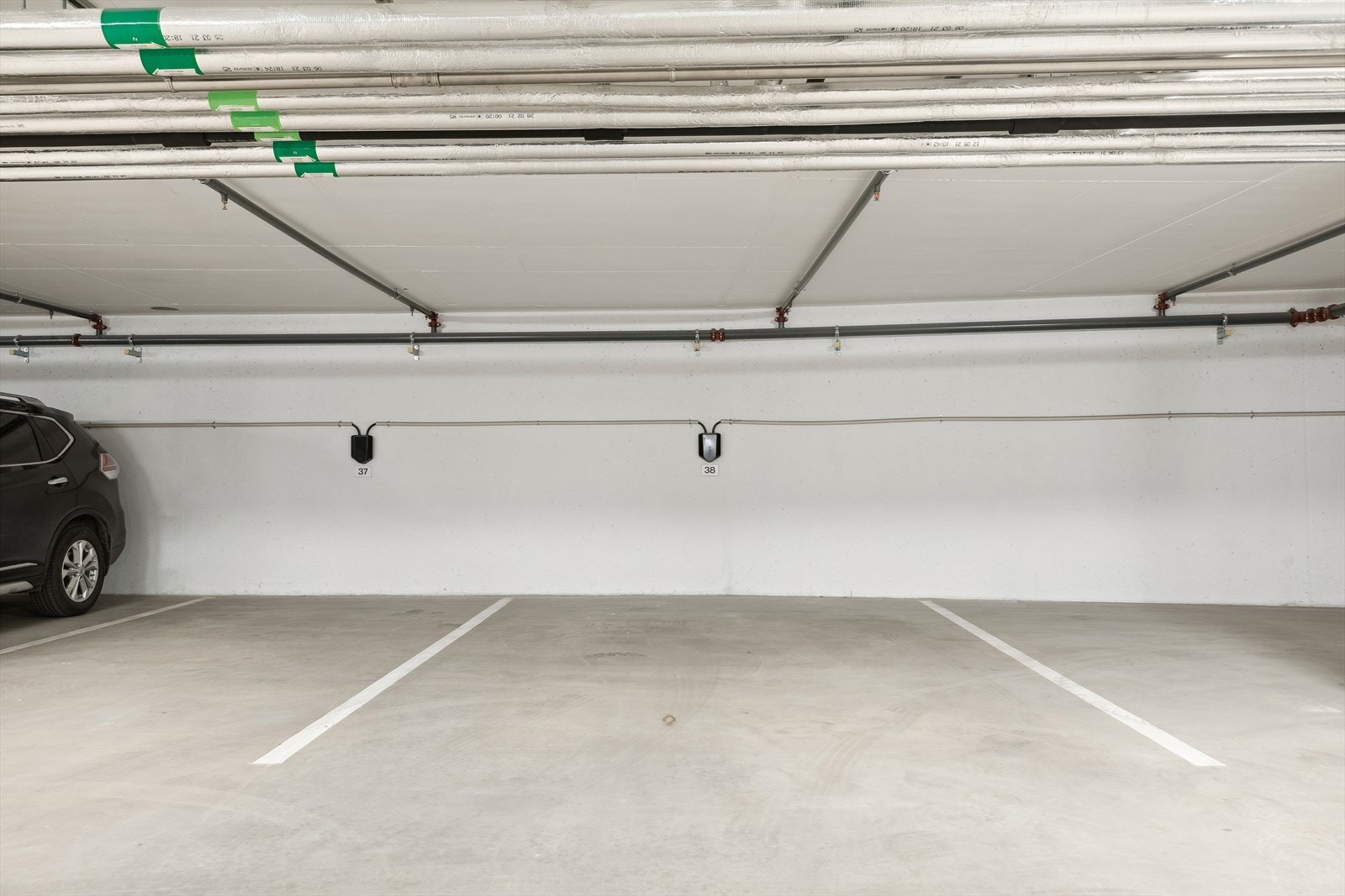 Det medfølger en romslig parkeringsplass, beliggende i felles, lukket garasjekjeller. Garasjeanlegget er organisert som et garasjen sameiet omfatter eiendommen gnr. 77, bnr. 106, snr. 113. Det er heisadkomst fra leilighetsplan ned til garasjeanlegget. Galleribilde