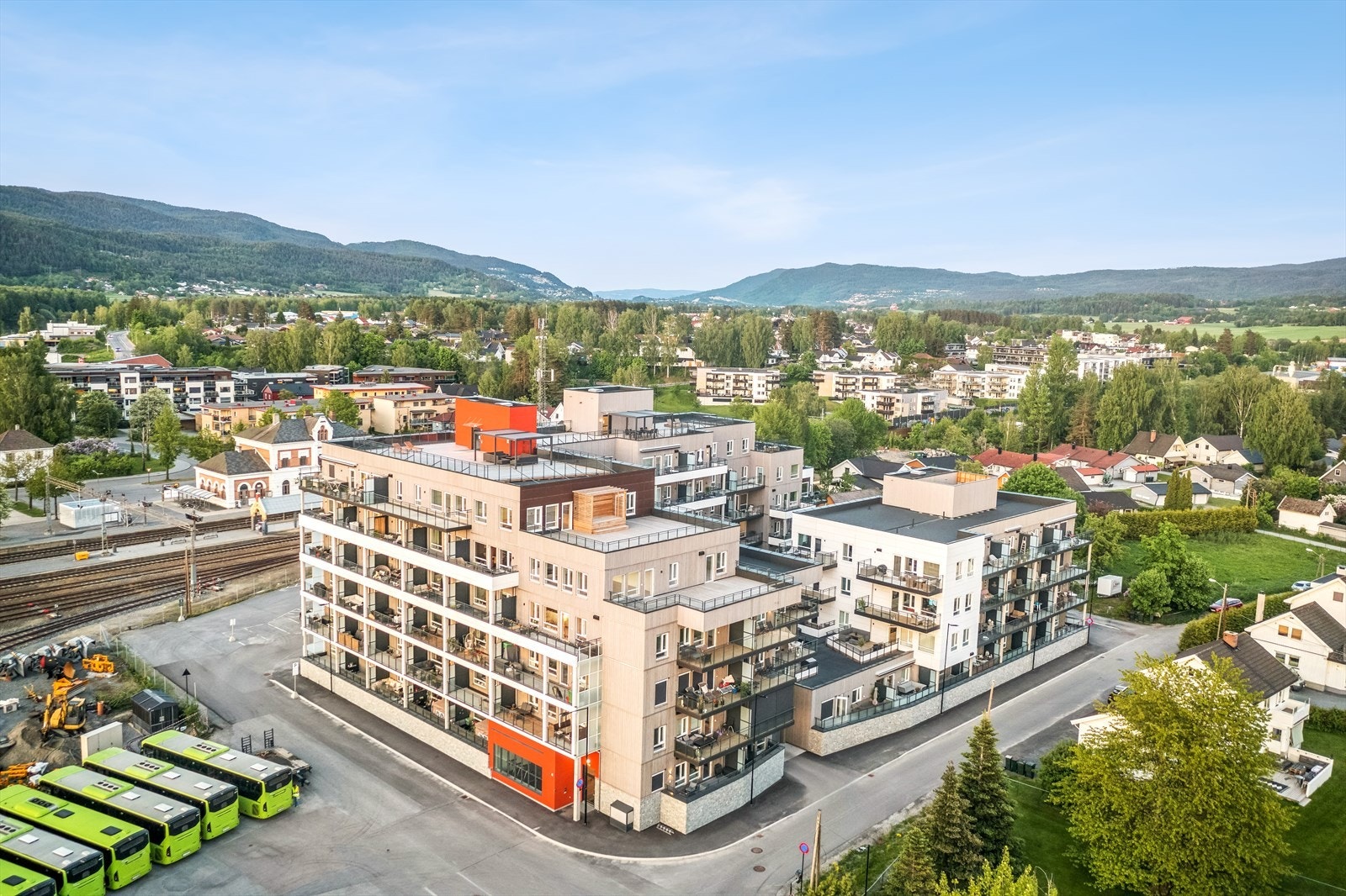 Kort gangavstand til bussholdeplass, samt togstasjon med god togforbindelse til Drammen/Oslo og Kongsberg. Galleribilde
