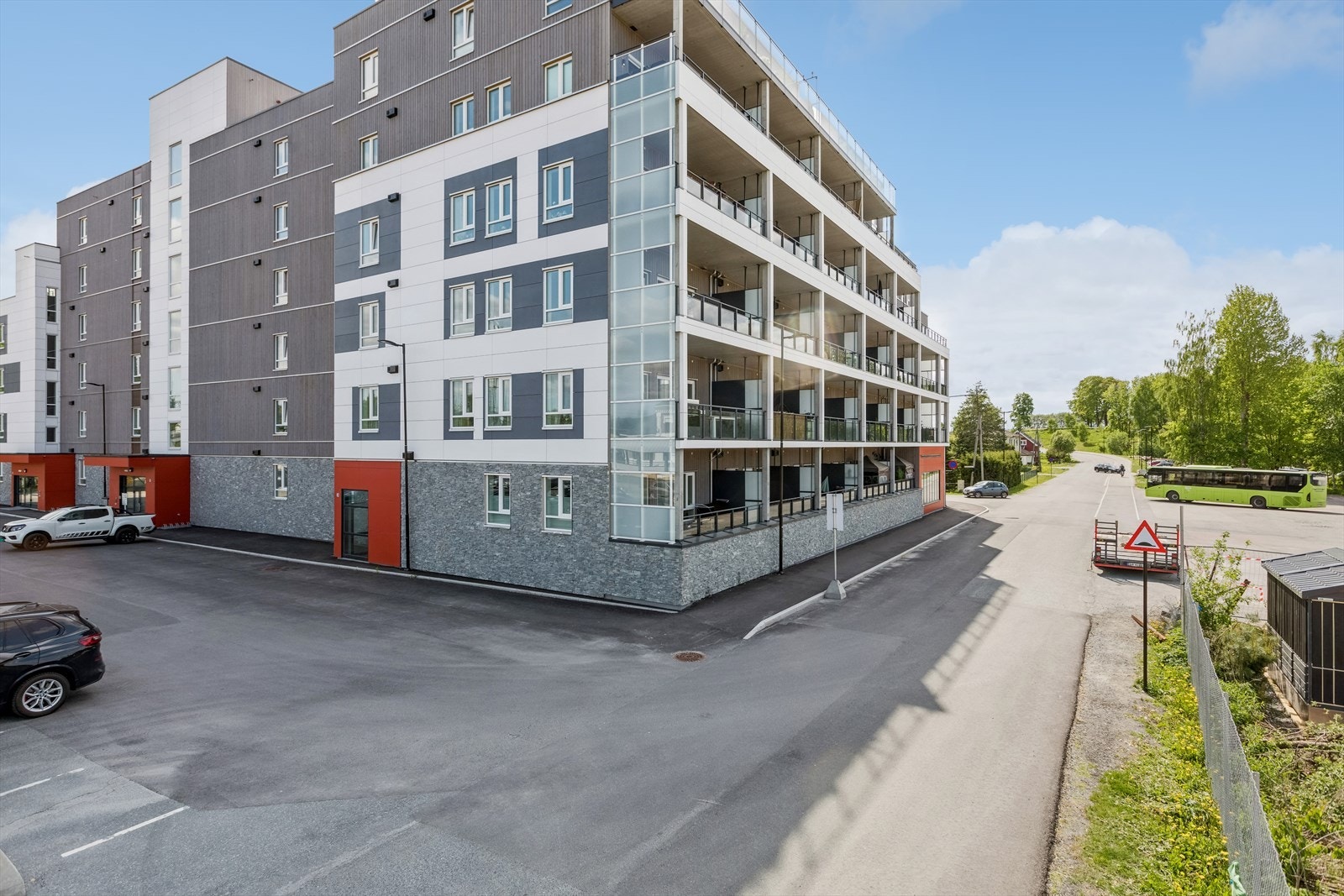 Leiligheten er en del av Sameiet Hokksund Stasjonsby, som består av 112 boligseksjoner og 1 næringsseksjon bestående av 106 parkeringsplasser. Galleribilde