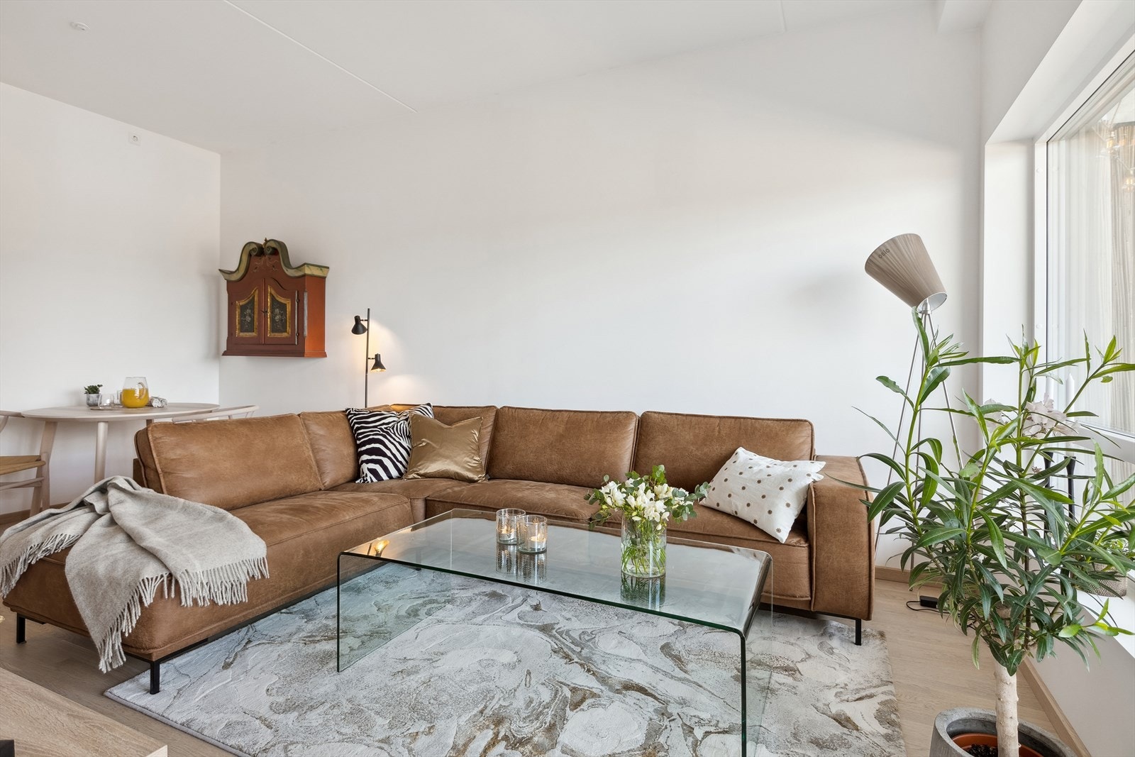 Her er det god plass til større sofa som rommer plass til besøket. Galleribilde