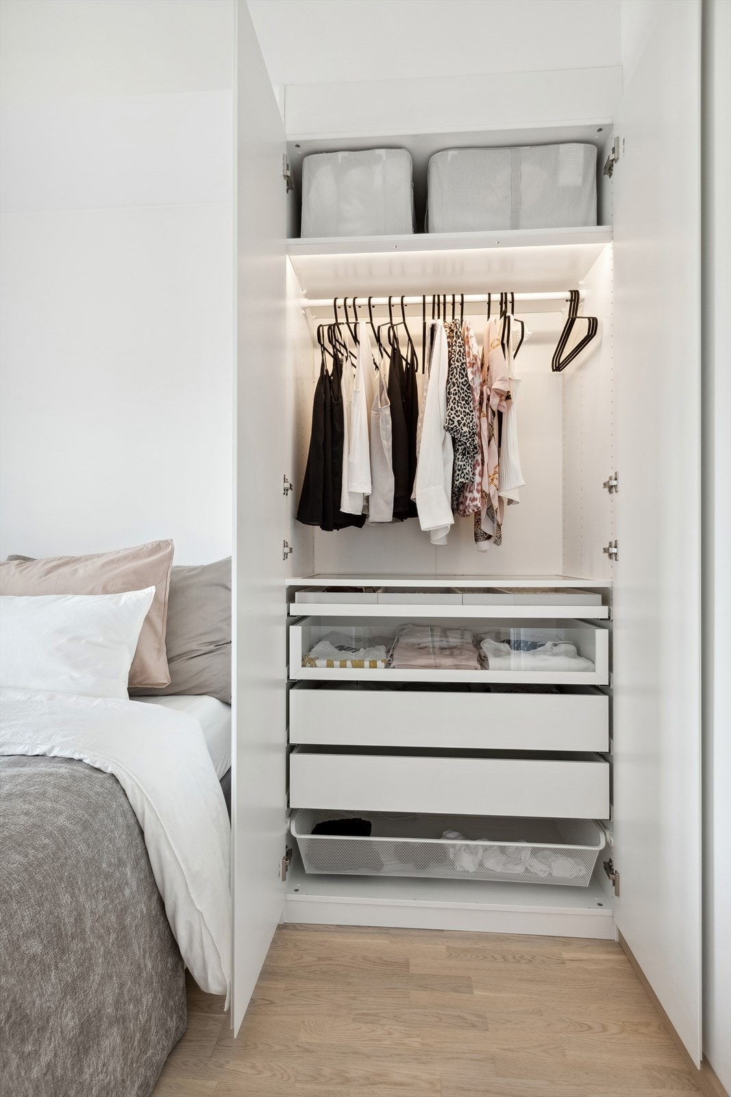 På soverommet er det montert praktisk garderobe med god plass til oppbevaring av klær. Galleribilde