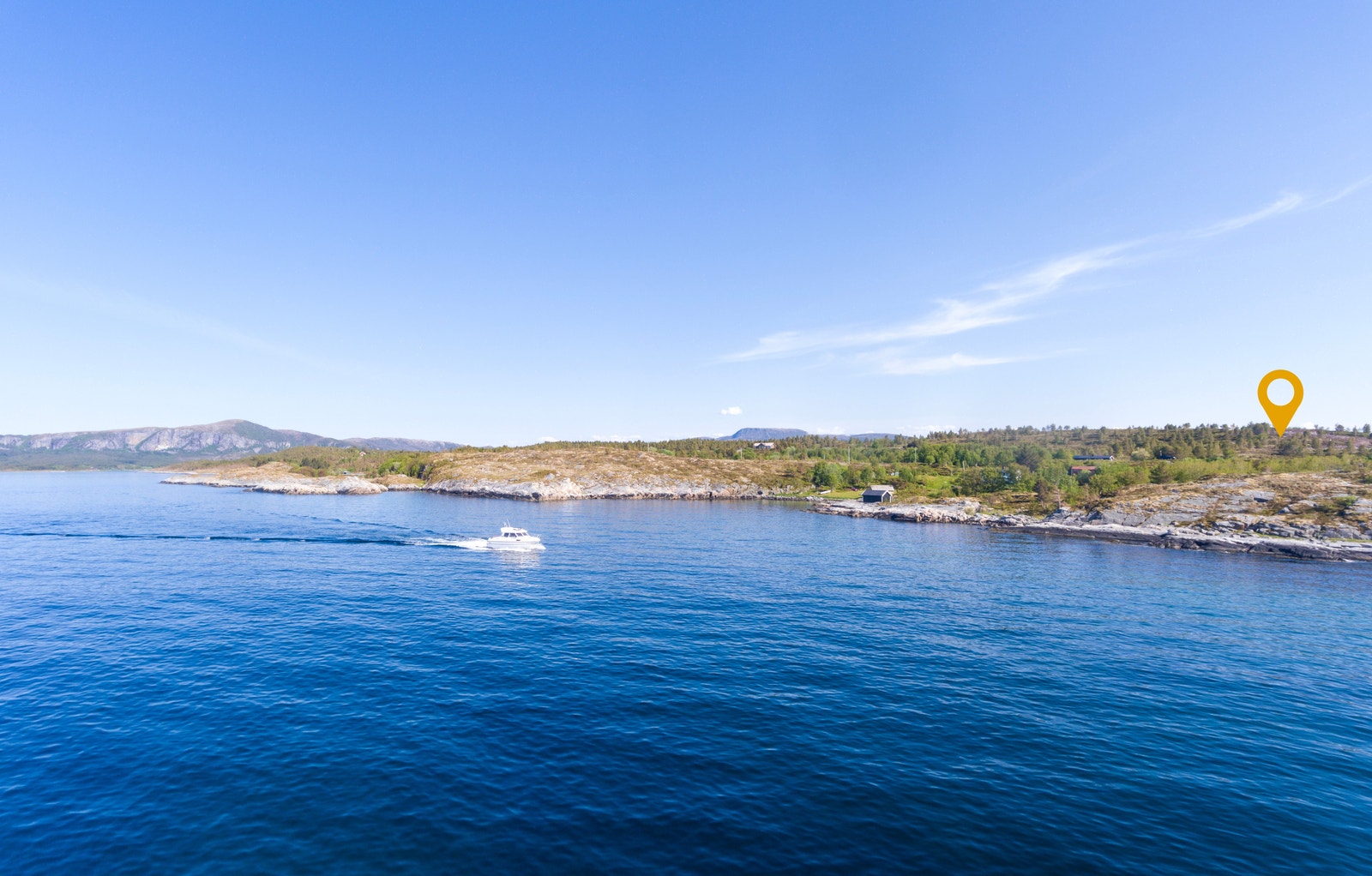 Det er kort veg til fastlandet med tur, jakt og fiskemuligheter samt fiske i ferskvann Galleribilde