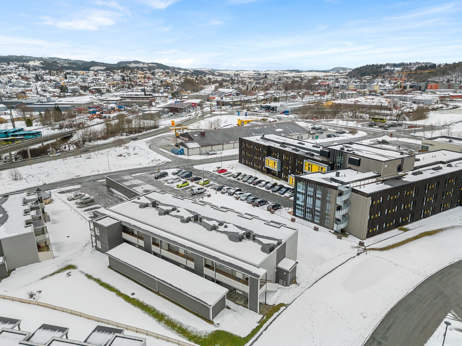 Dronefoto. Det er kort gangavstand til blant annet Nord universitet, matbutikk, legesenter, apotek, treningssenter og flotte turområder! Galleribilde