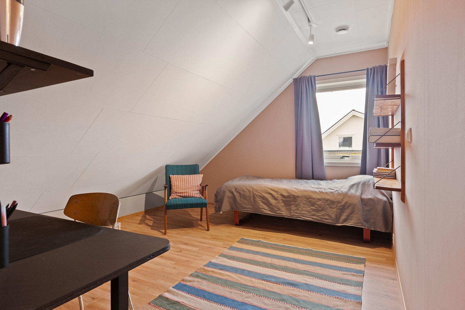 3 av boligens 4 soverom er fint plassert på loft. Galleribilde