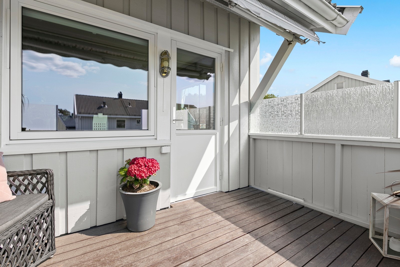 Fra stua er det adkomst til solrik terrasse med markise. Galleribilde