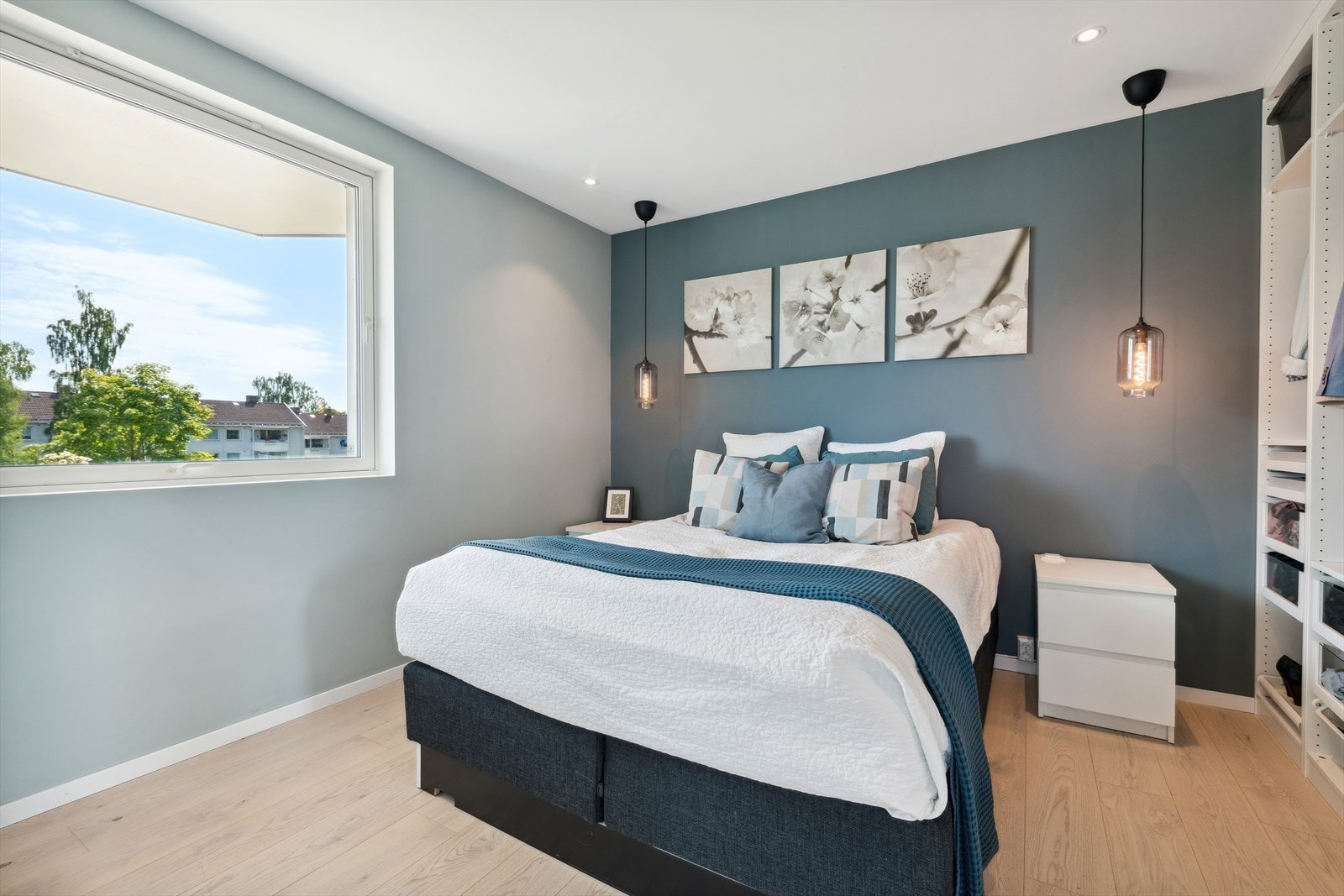 Romslig soverom med plass til dobbeltseng, tilhørende nattbord og garderobeløsninger. Galleribilde