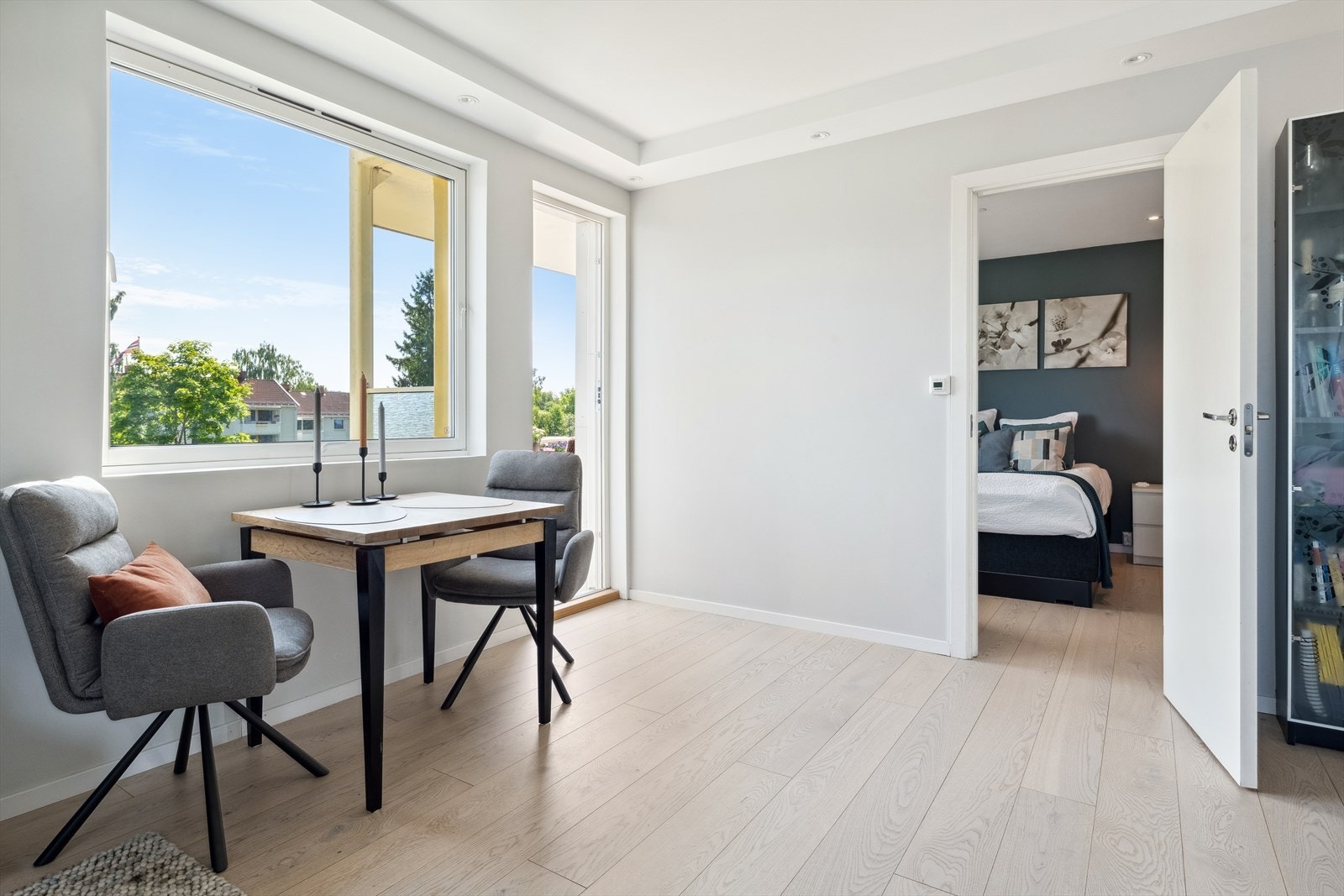 Det er lagt gulvvarme (folie) under parkettgulvet i stuen og soverommet. Galleribilde