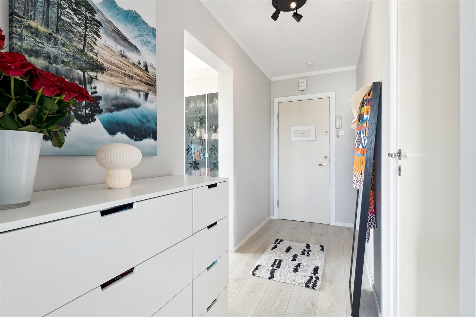 Det er heisadkomst til leiligheten, og dørcalling er montert. Galleribilde