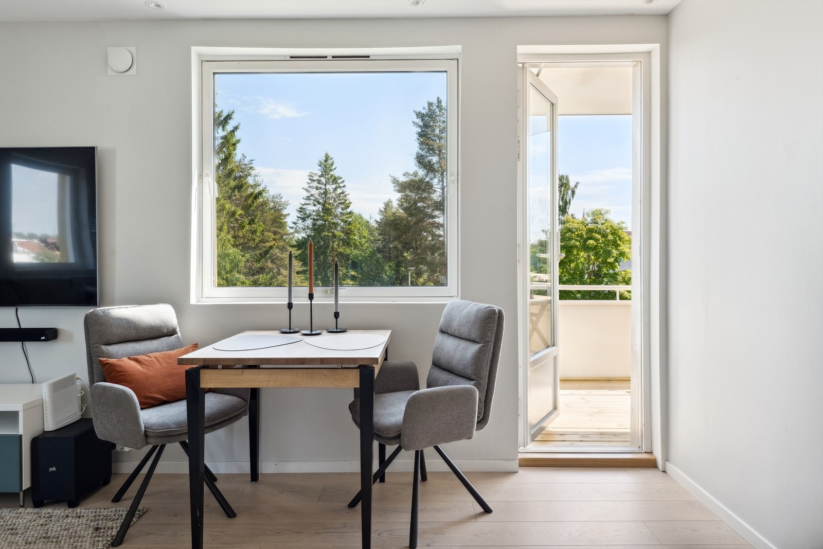 En lys og åpen 2-roms hjørneleilighet beliggende i rolige og grønne omgivelser på Lambertseter. Det er heisadkomst til leiligheten. Galleribilde