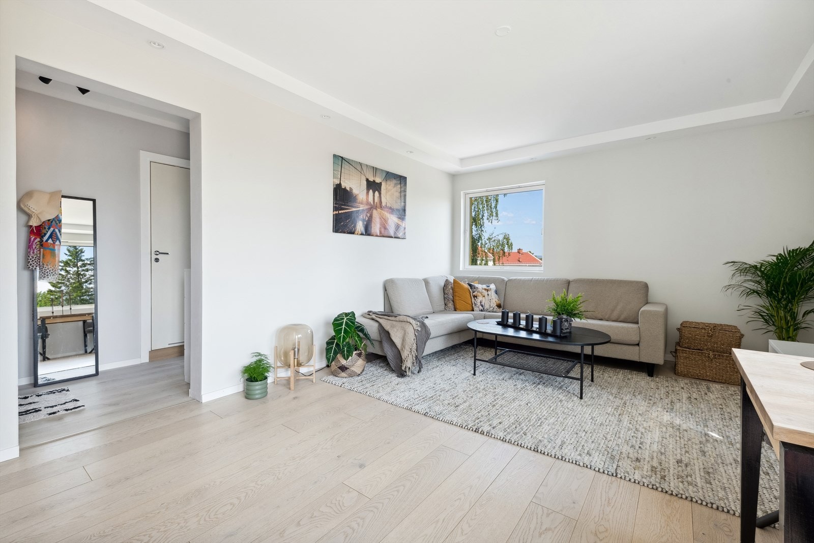 Stuen er lys og luftig og byr på flere møbleringsmuligheter. Galleribilde