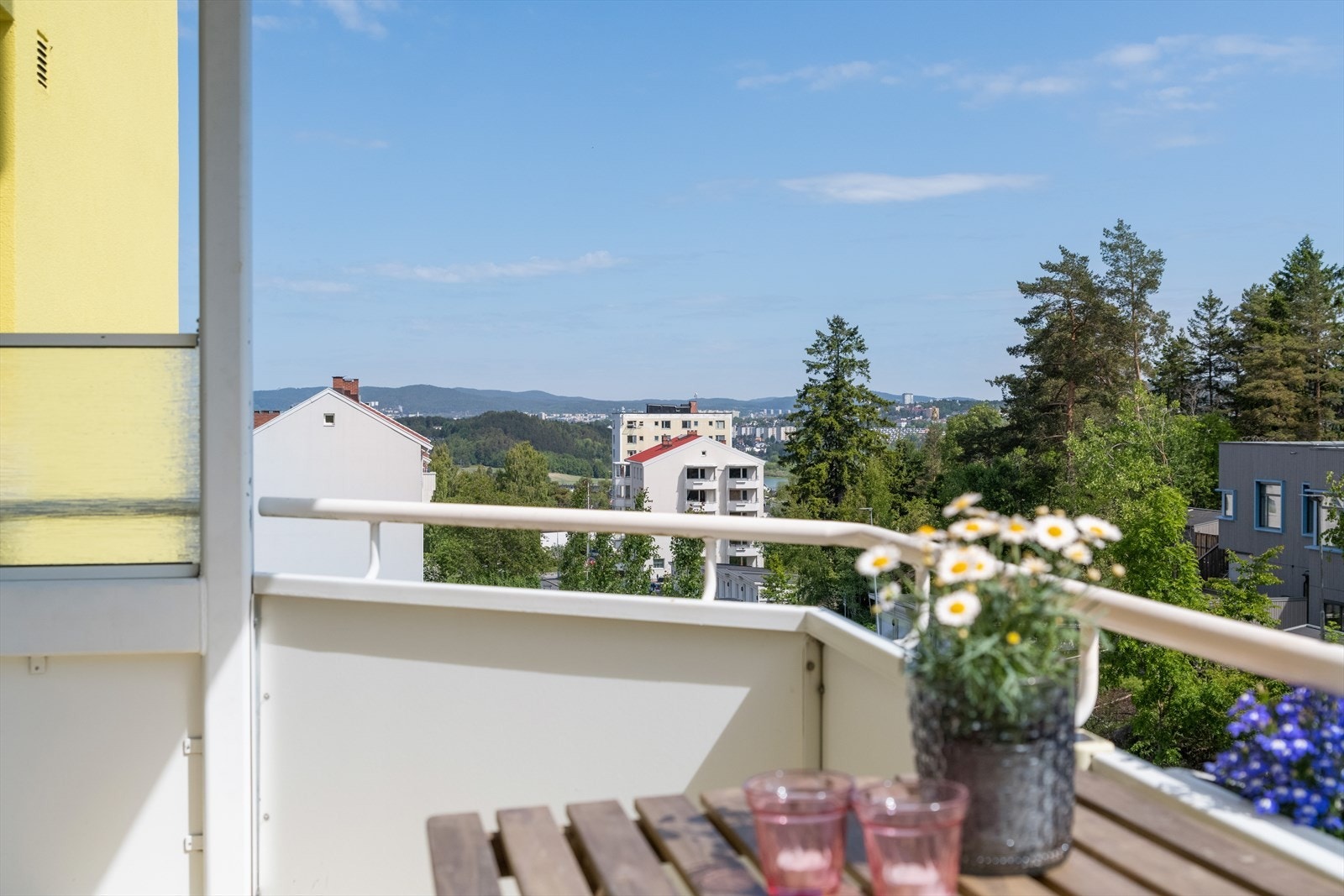 Balkongen ligger skjermet til å byr på en hyggelig utsikt over Oslo by. Galleribilde