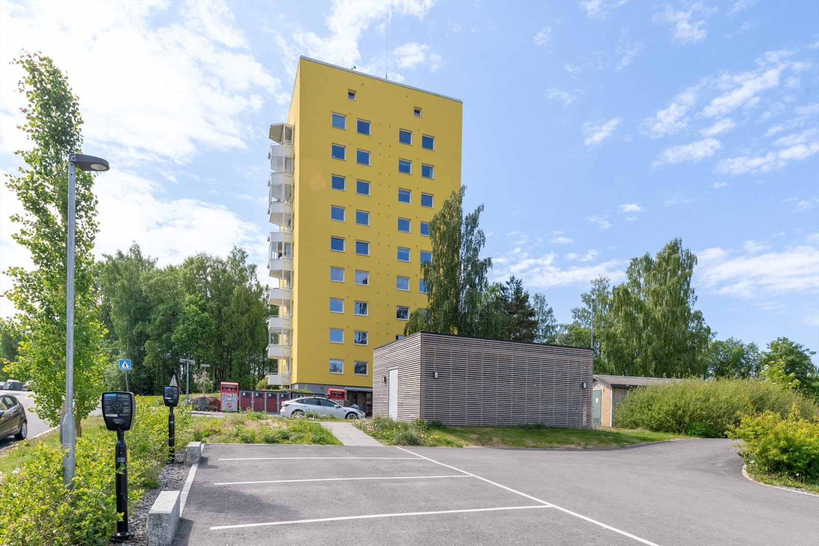 Borettslaget har parkerings- og garasjeplasser som fordeles etter ventelister. Det er etablert en ladepark for beboere på borettslagets område. Galleribilde