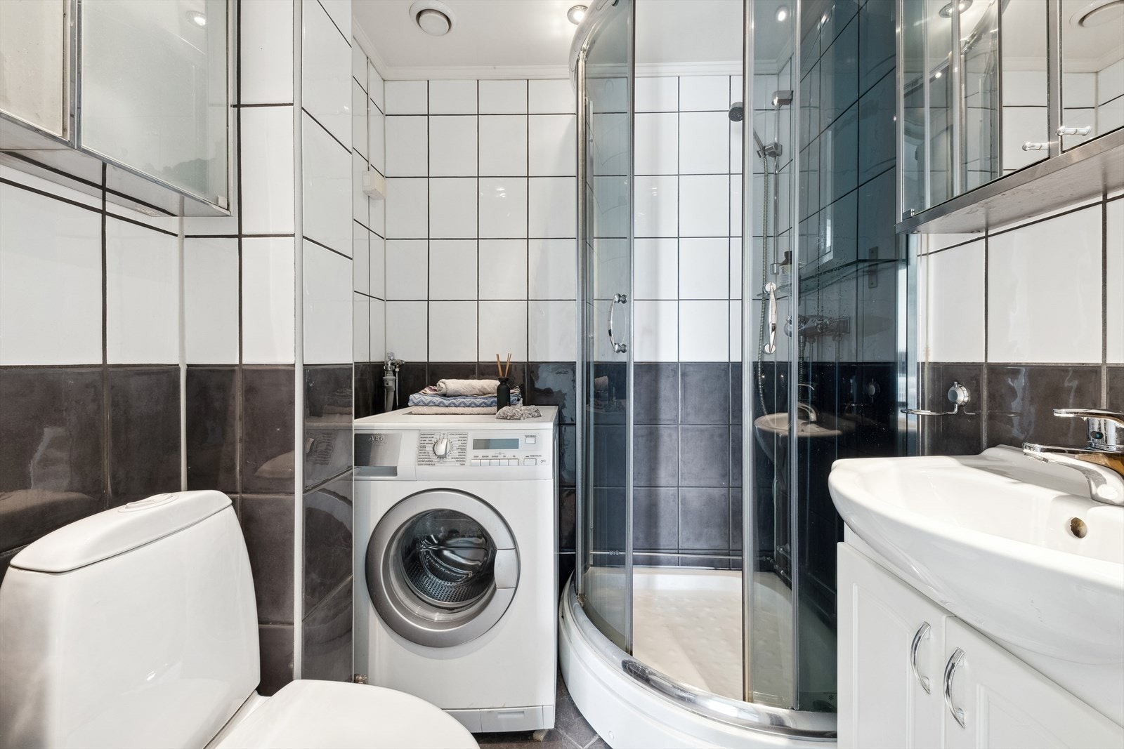 Flislagt baderom med opplegg for vaskemaskin. Borettslaget er i gang med våtromsrehabilitering, og estimert utskiftning for dette badet er september 2023. Galleribilde