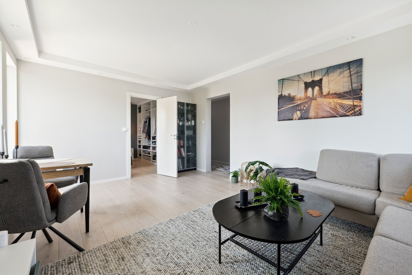 Stuen kan enkelt innredes med sofagruppe, tv-seksjon og et hyggelig spisebord. Galleribilde