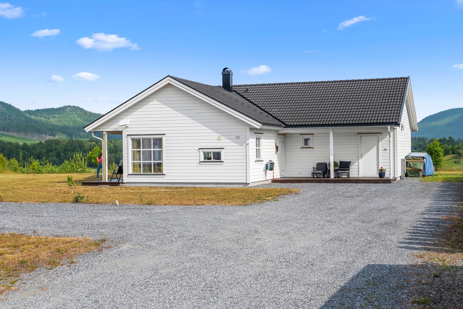 Eneboligen ligger i et landlig boligområde på Efteløt i Kongsberg, omtrent midt i mellom Kongsberg og Hvittingfoss i Kongsberg kommune. Området har nærhet til skoler, barnehager og gode servicetilbud. Galleribilde