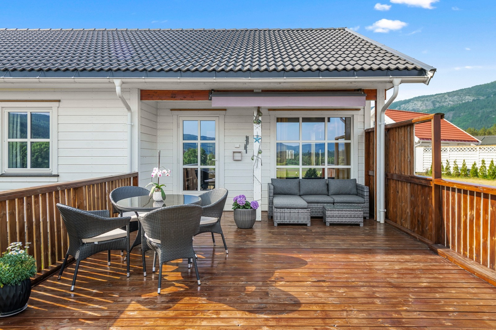 Fra stuen har du utgang til terrasse. Galleribilde