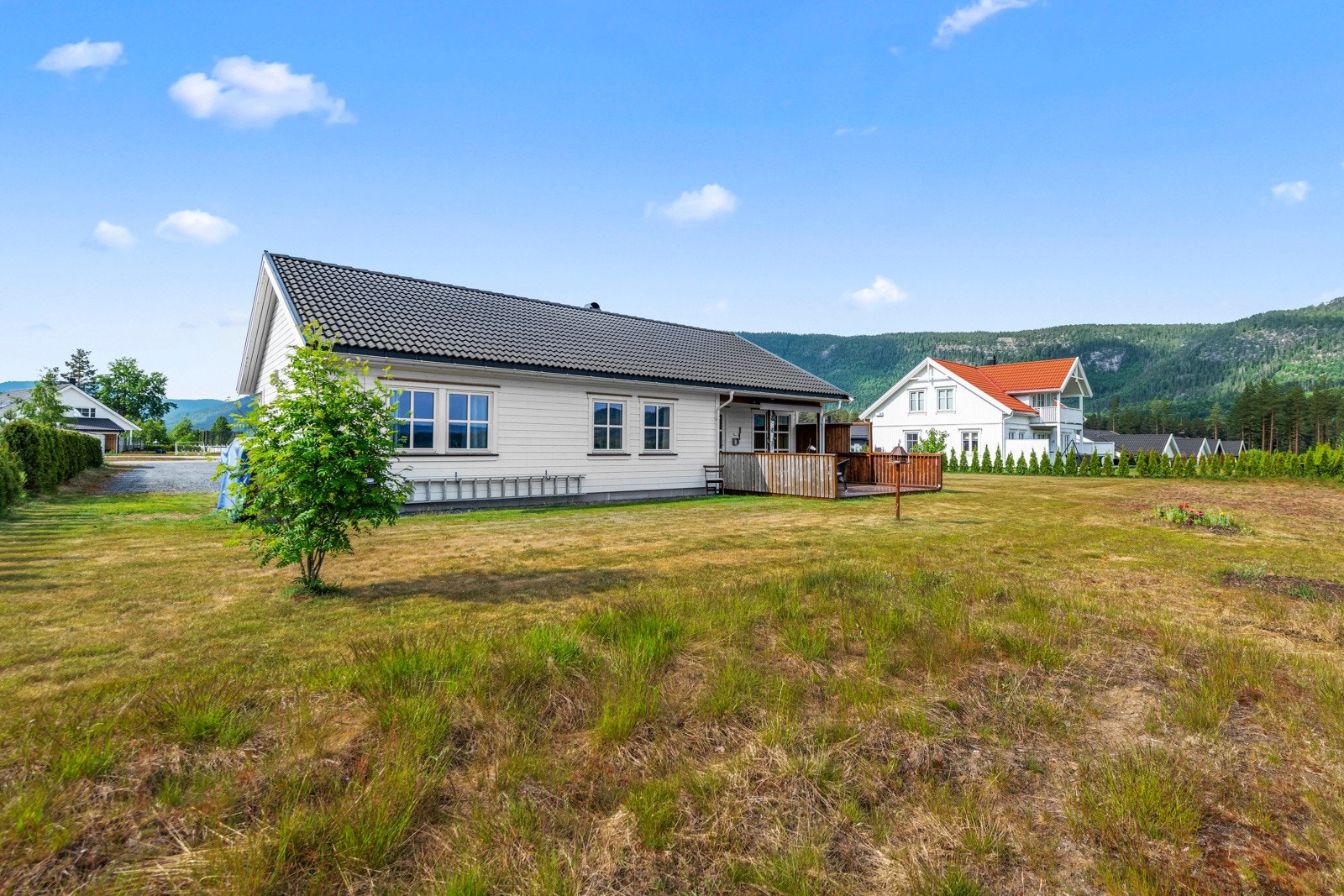 Den store hagen er vel tilrettelagt for timevis med lek og aktiviteter i solen. Galleribilde