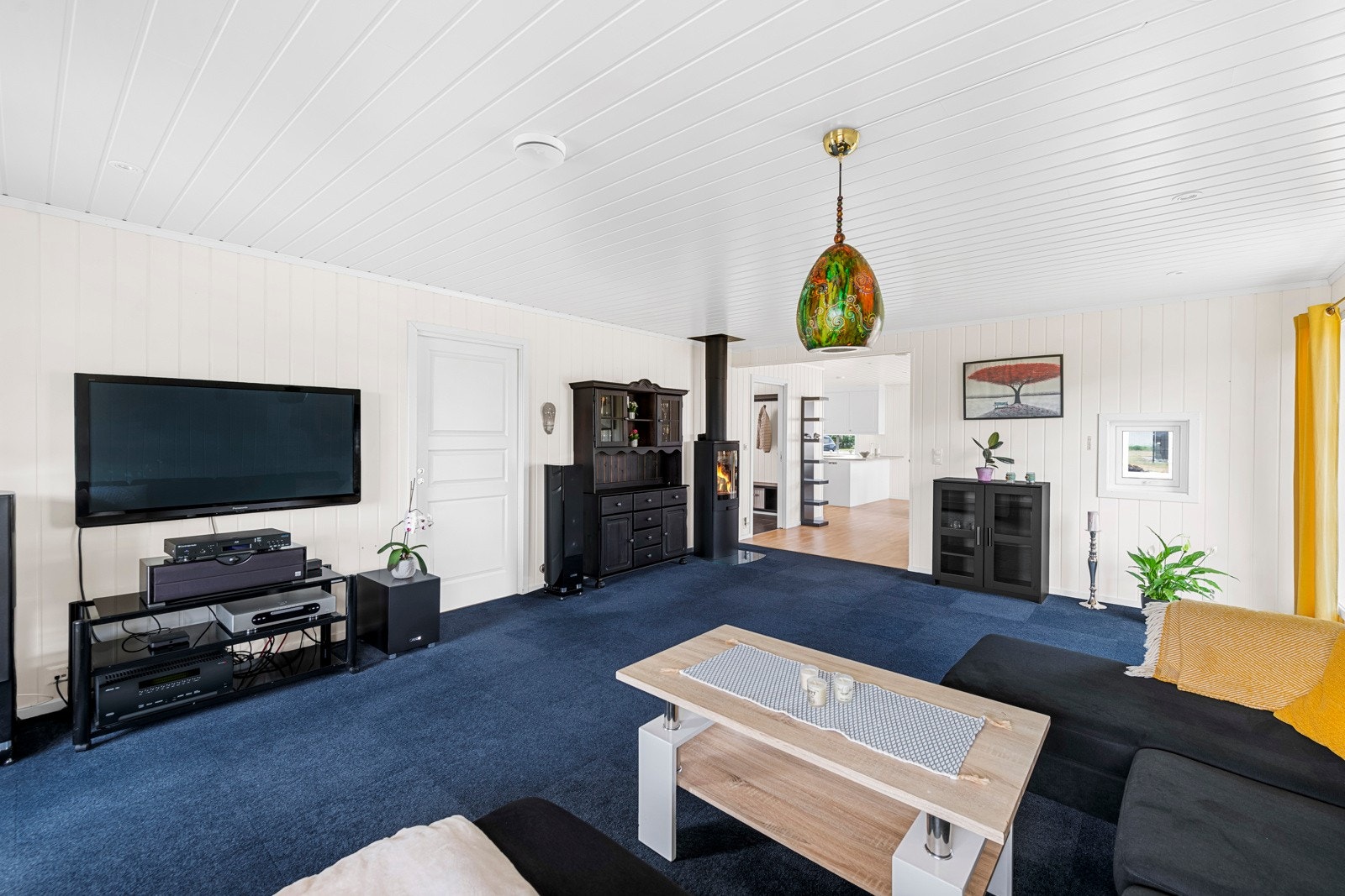 Det er lagt nytt laminatgulv under teppeflisene. Galleribilde