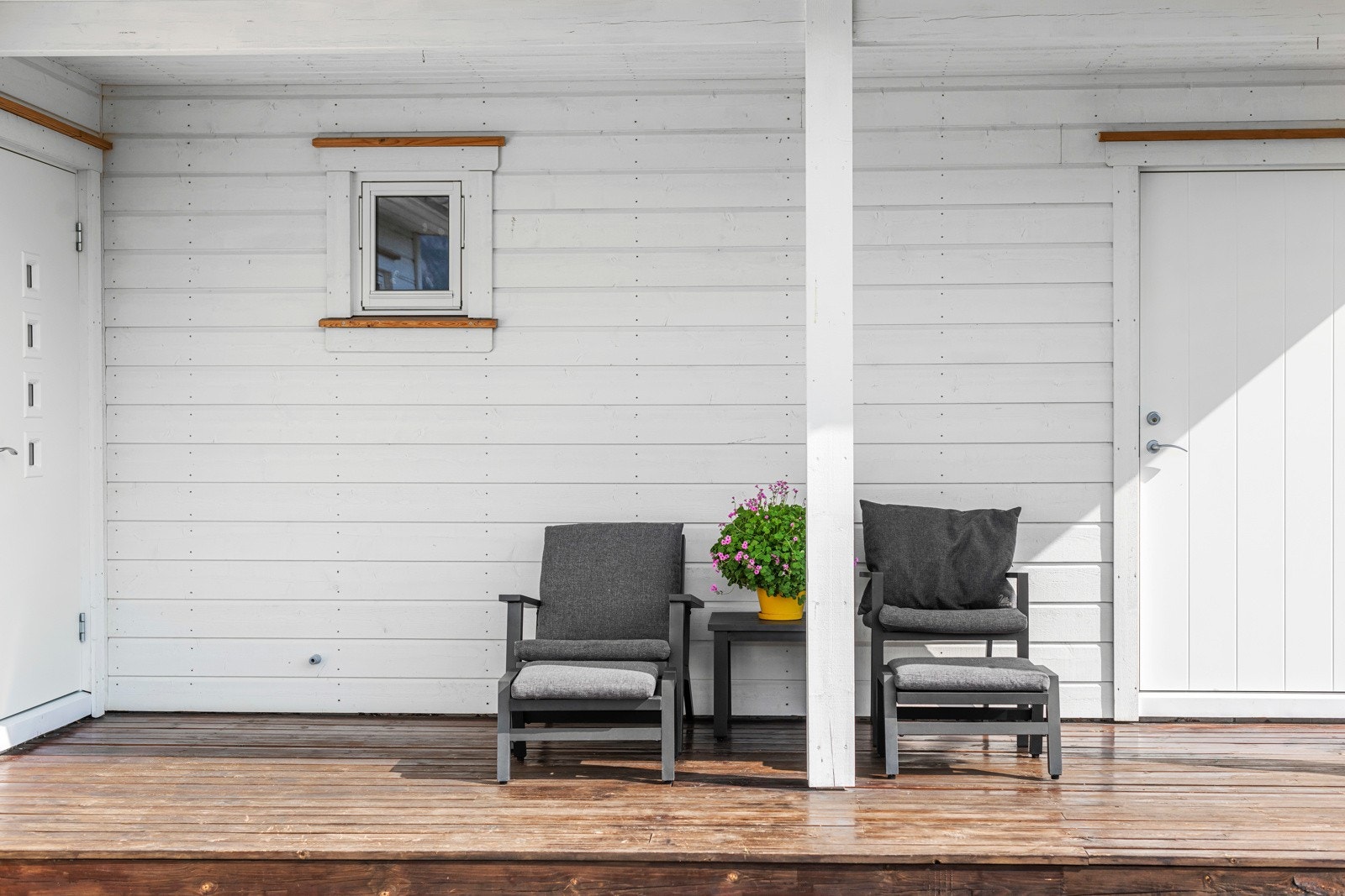 Boligen har et trivelig inngangsparti med overbygg, hvor en hvitmalt ytterdør leder til entré. Galleribilde